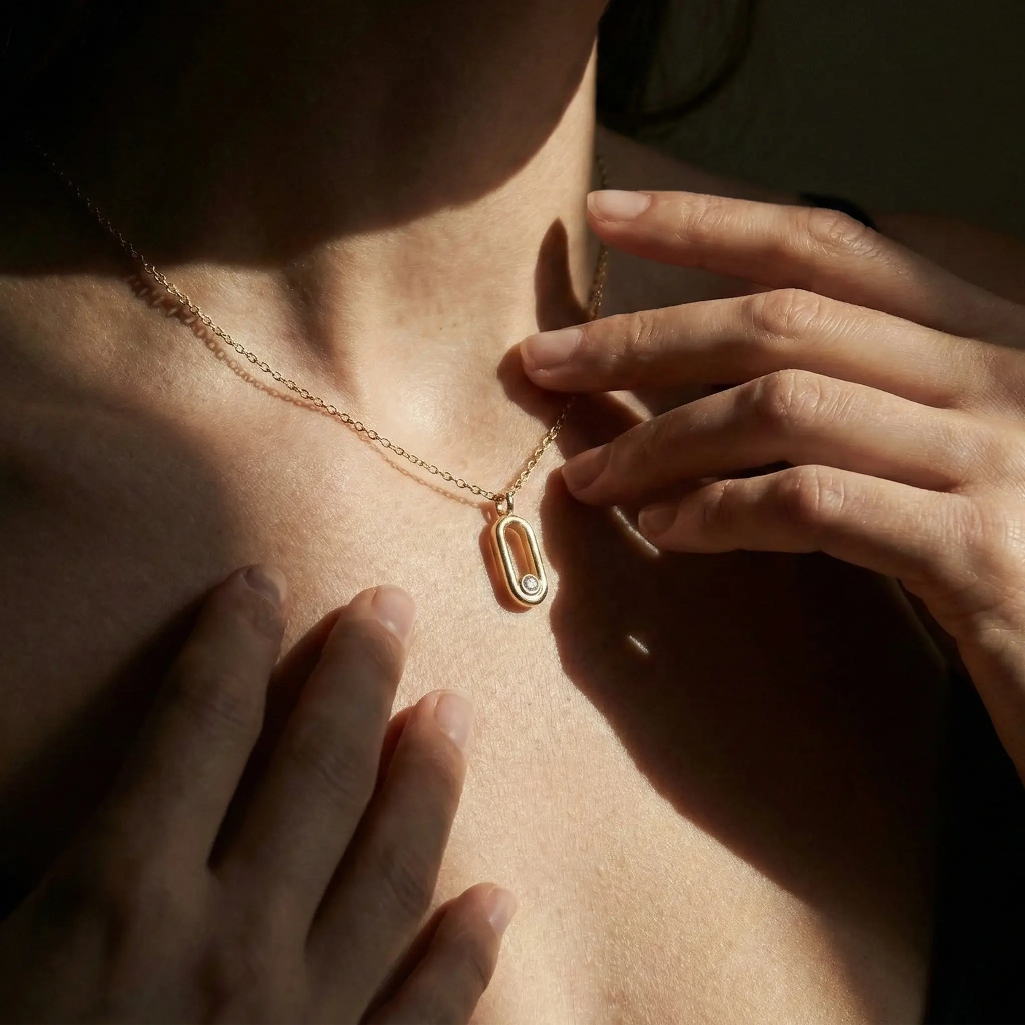 LineaLink – 375 Echtgold Kette mit Oval - Anhänger - Suzan GoldHalskette
