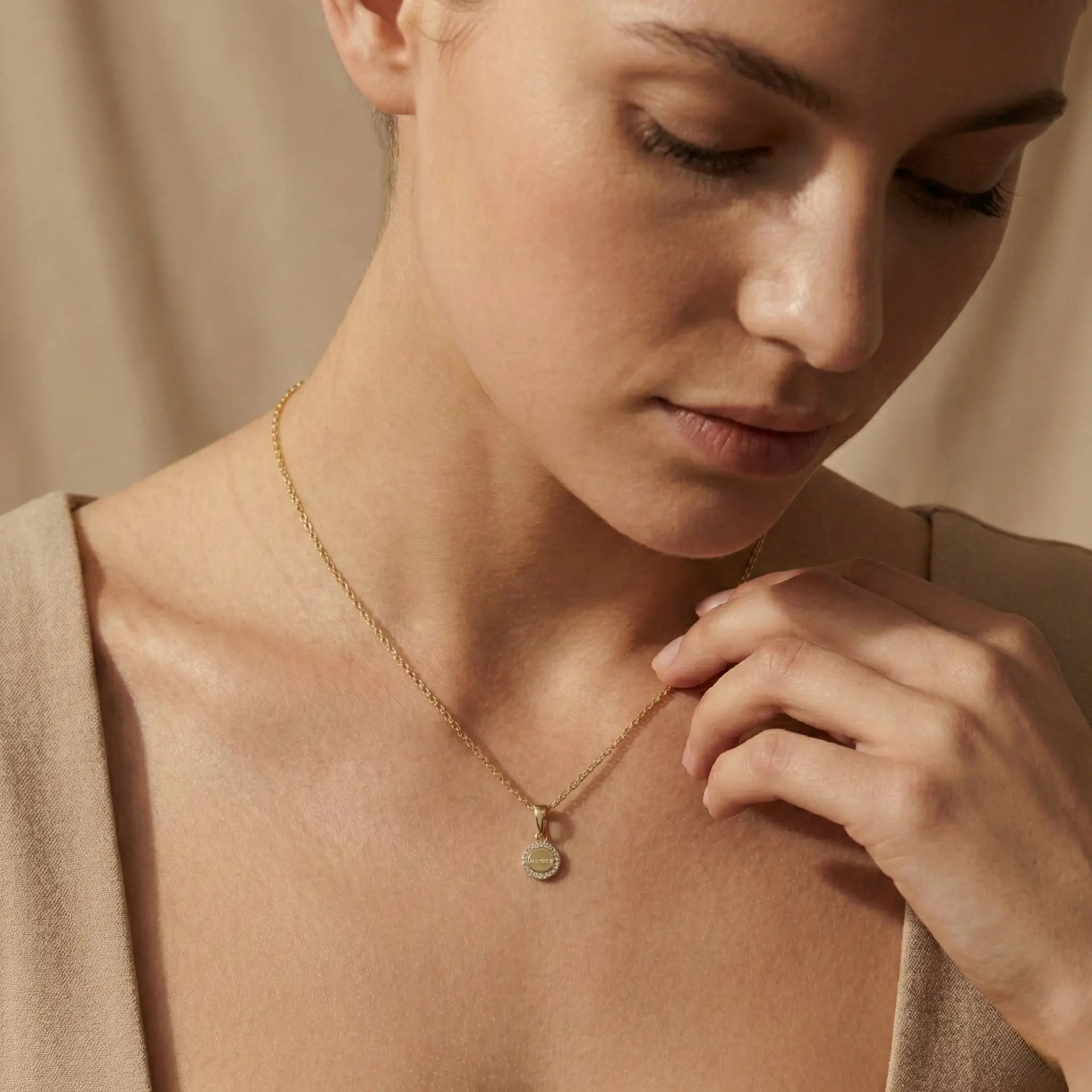 Circluna Bar – 375 Echtgold Halskette mit Zirkonia Kreisanhänger Suzan Gold