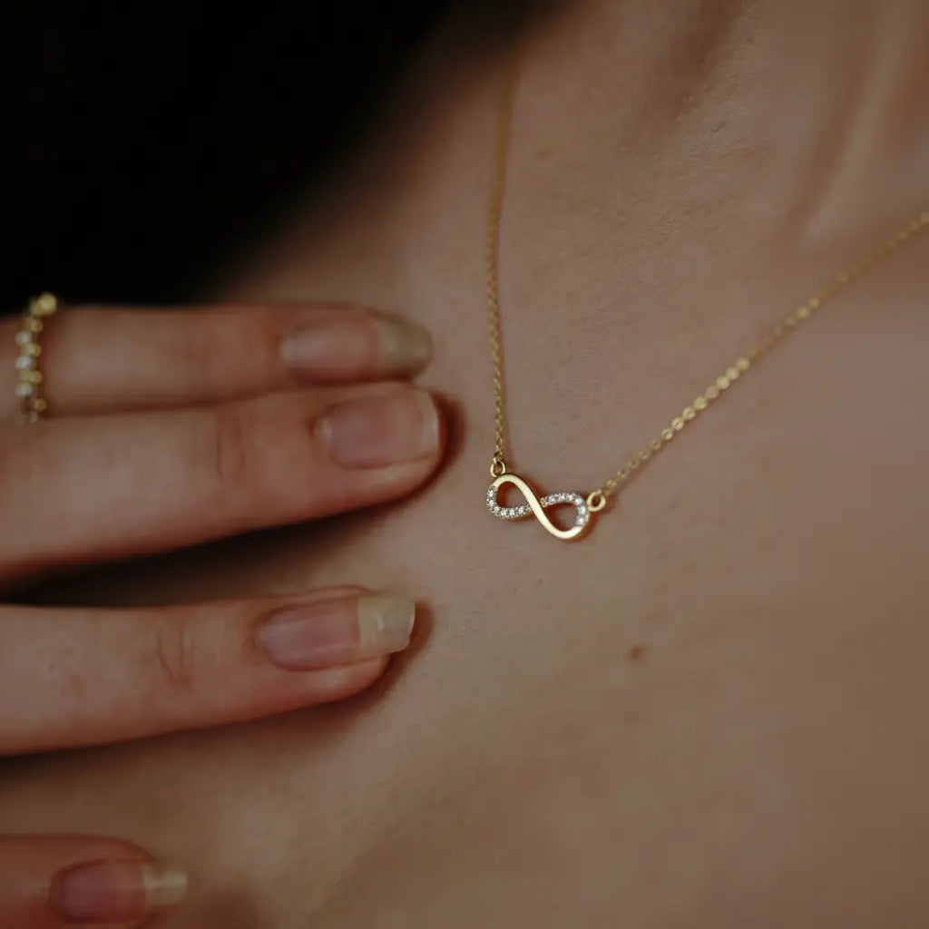 Eterna – 375er Echtgoldkette mit Infinity-Anhänger & Zirkonia Suzan Gold