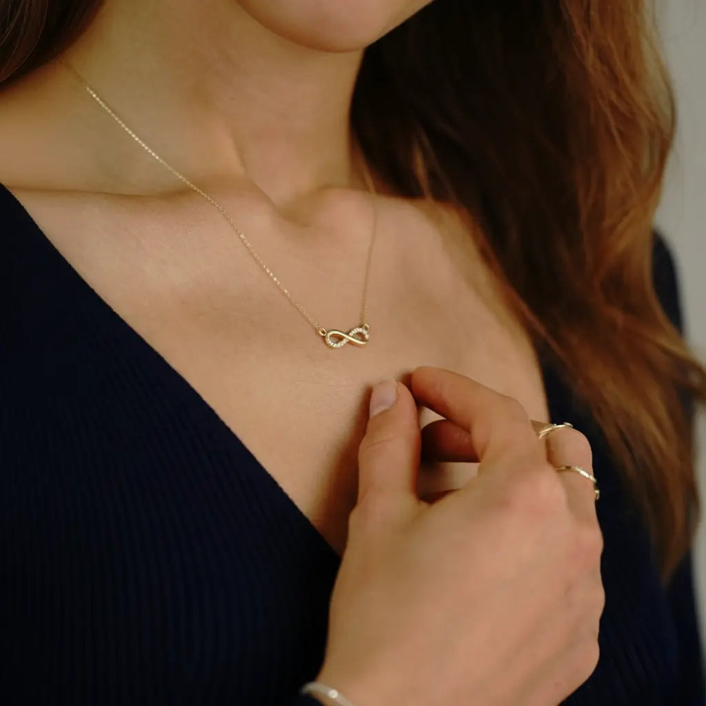 Eterna – 375er Echtgoldkette mit Infinity-Anhänger & Zirkonia Suzan Gold