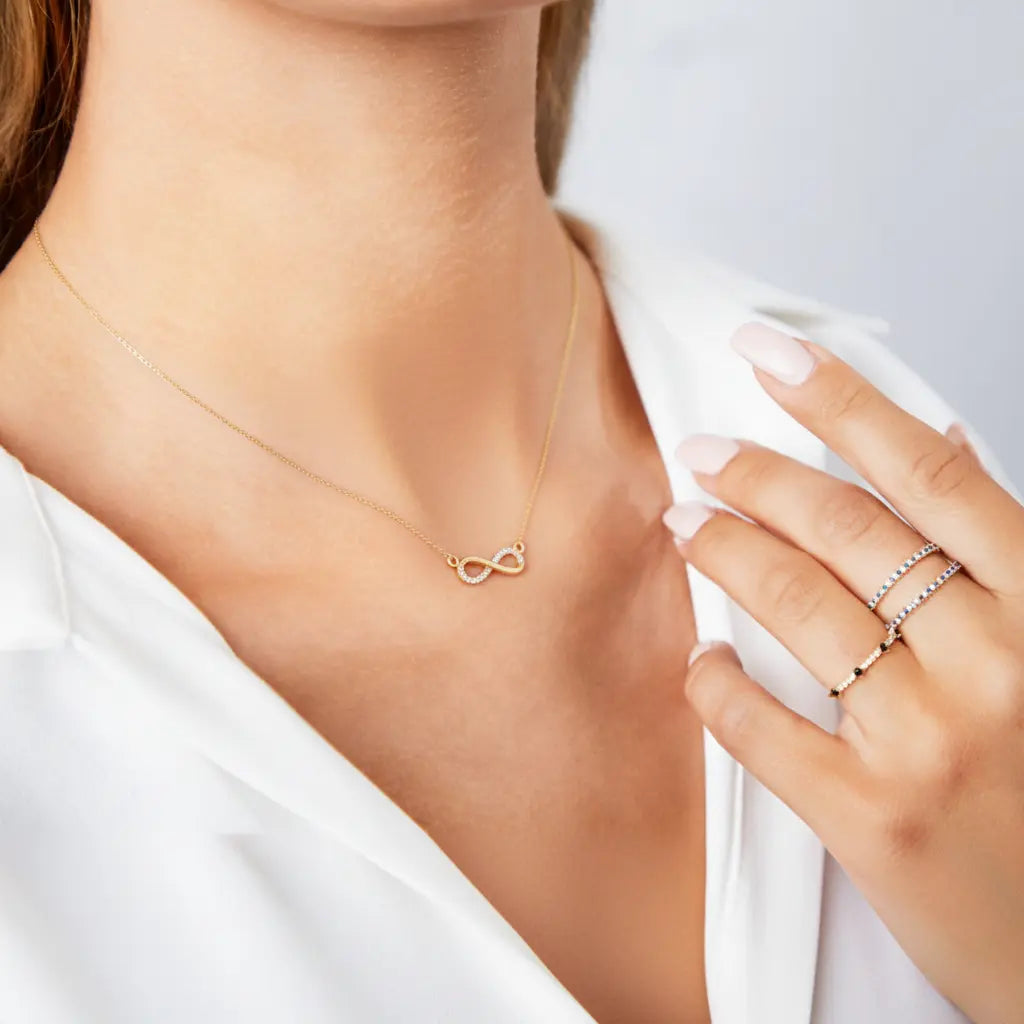 Eterna – 375er Echtgoldkette mit Infinity-Anhänger & Zirkonia Suzan Gold