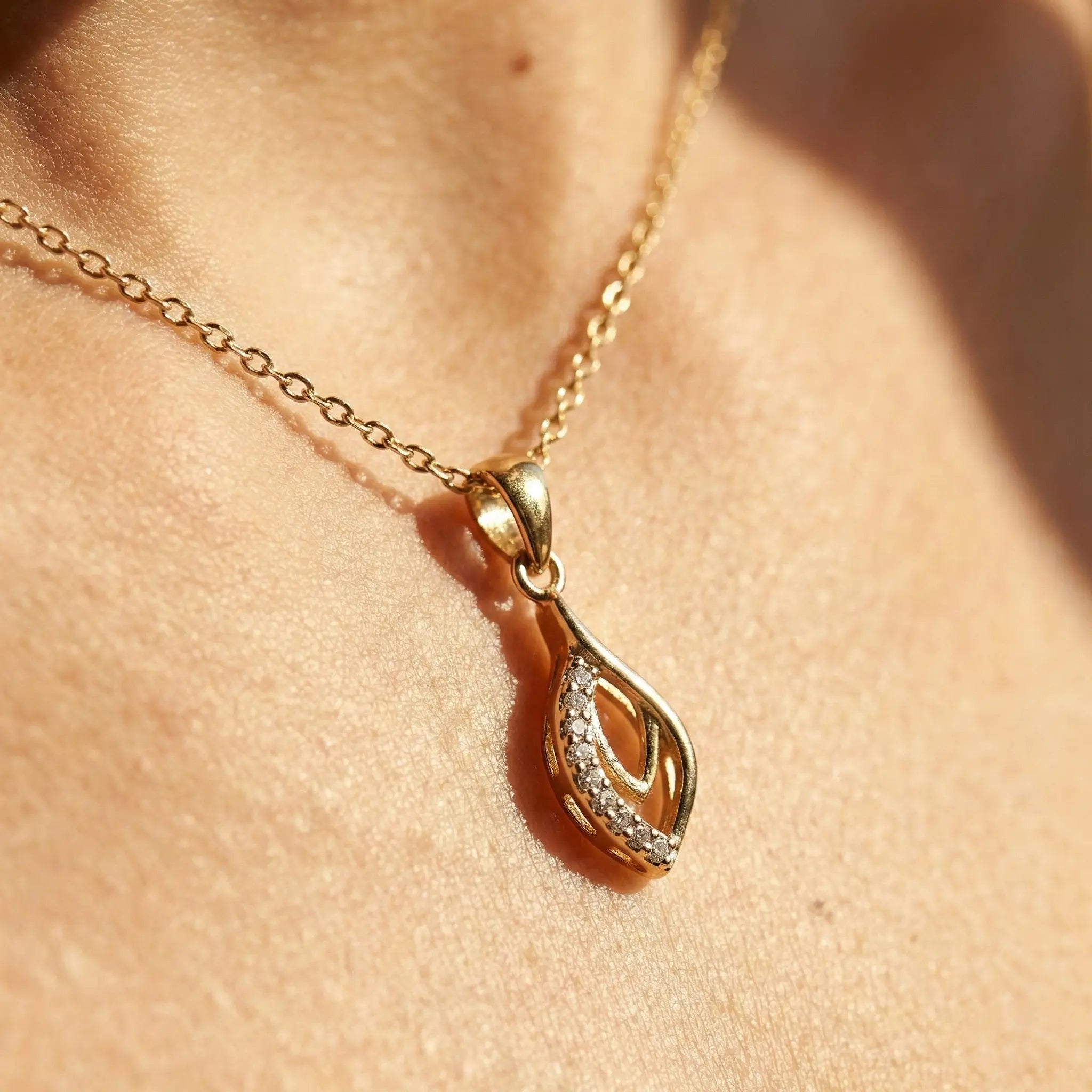 Auréleaf Grace – 375 Echtgold Halskette mit Blattanhänger und Zirkonia - Suzan GoldHalskette
