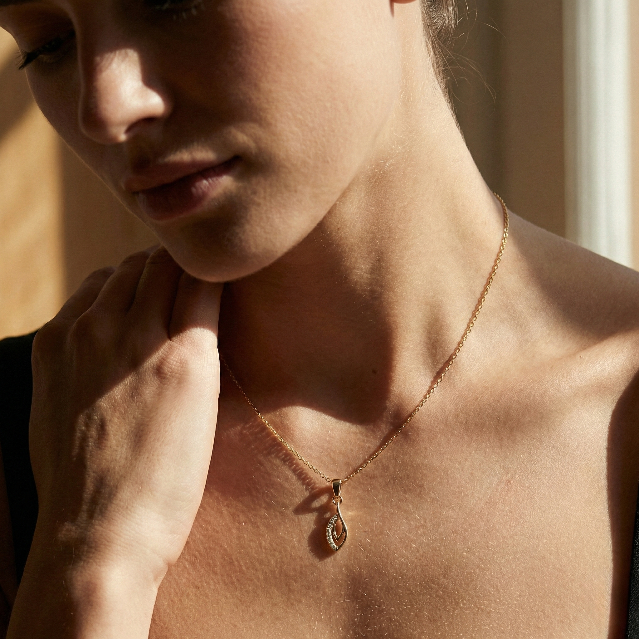 Auréleaf Grace – 375 Echtgold Halskette mit Blattanhänger und Zirkonia