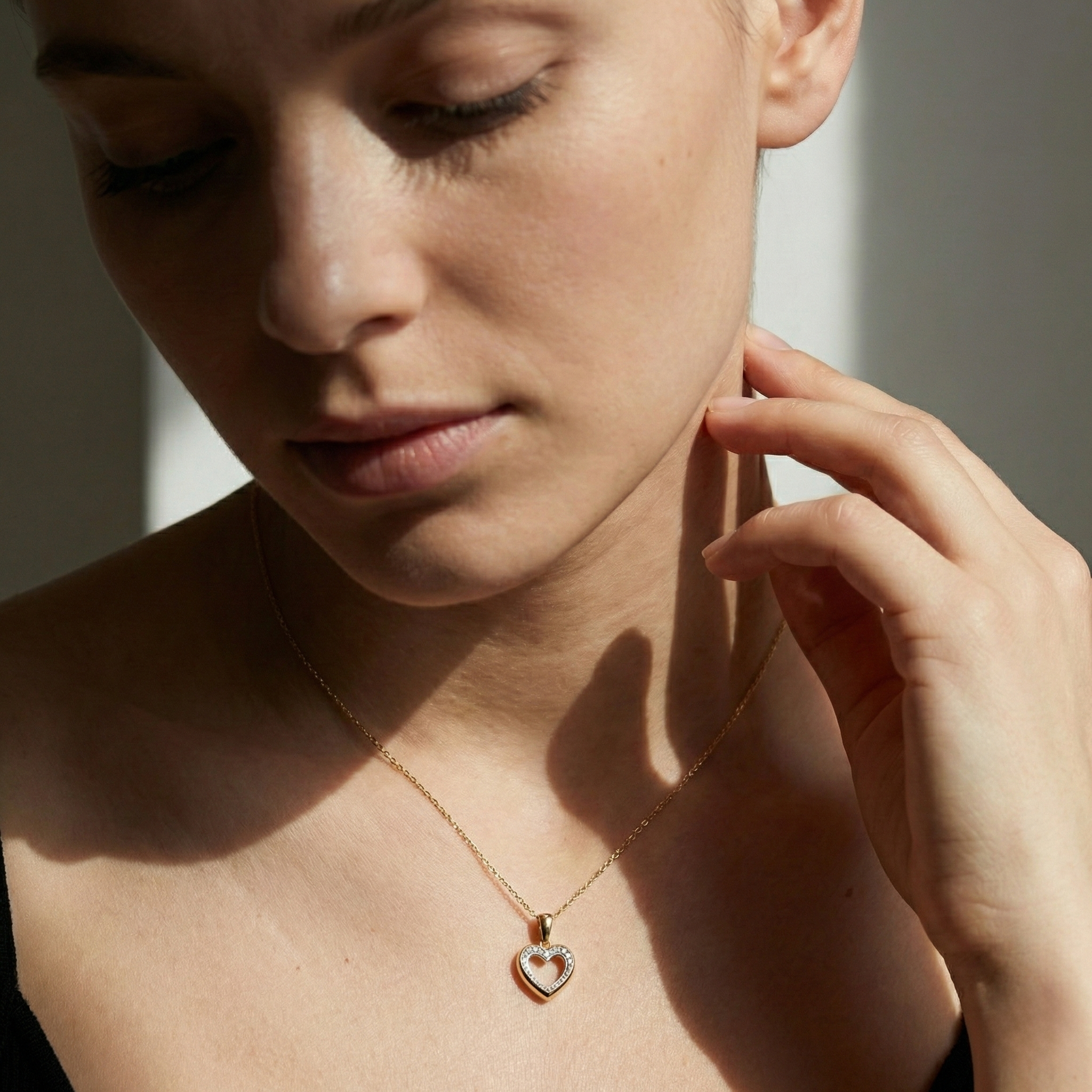 Amoréa Halo – 375 Echtgold Halskette mit offenem Herz & Zirkonia