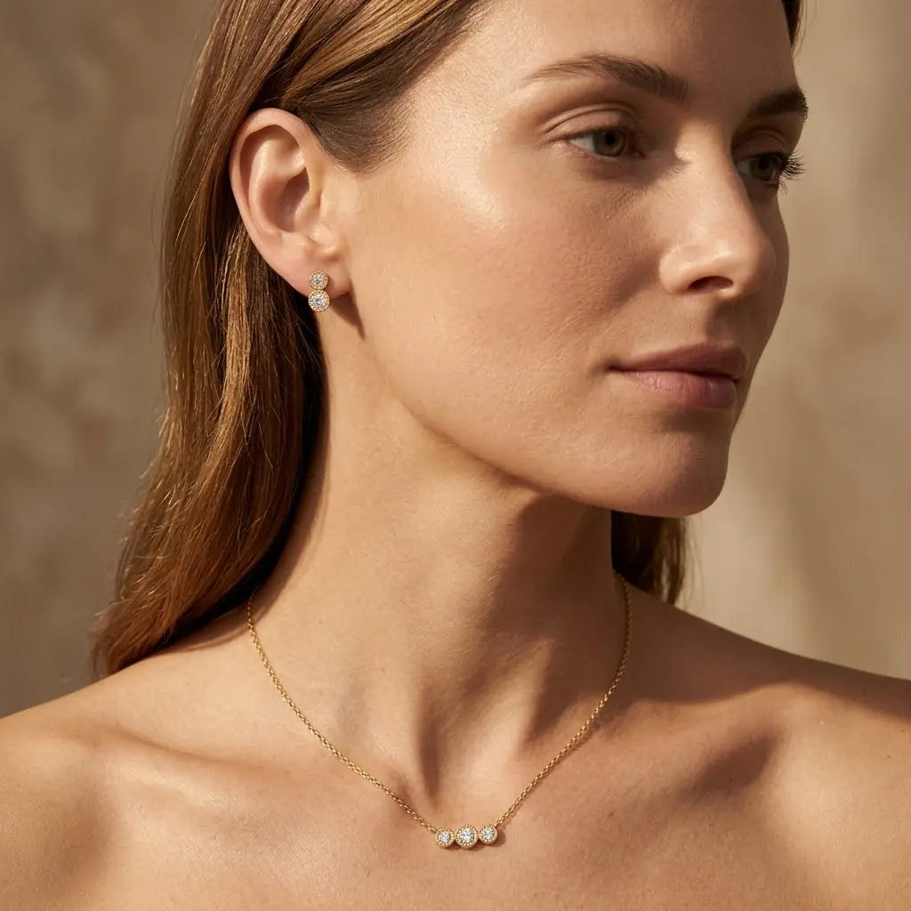 Lumivelle – Vergoldetes 925 Silber Schmuckset mit drei Zirkonia - Elementen & Ohrsteckern - Suzan Gold