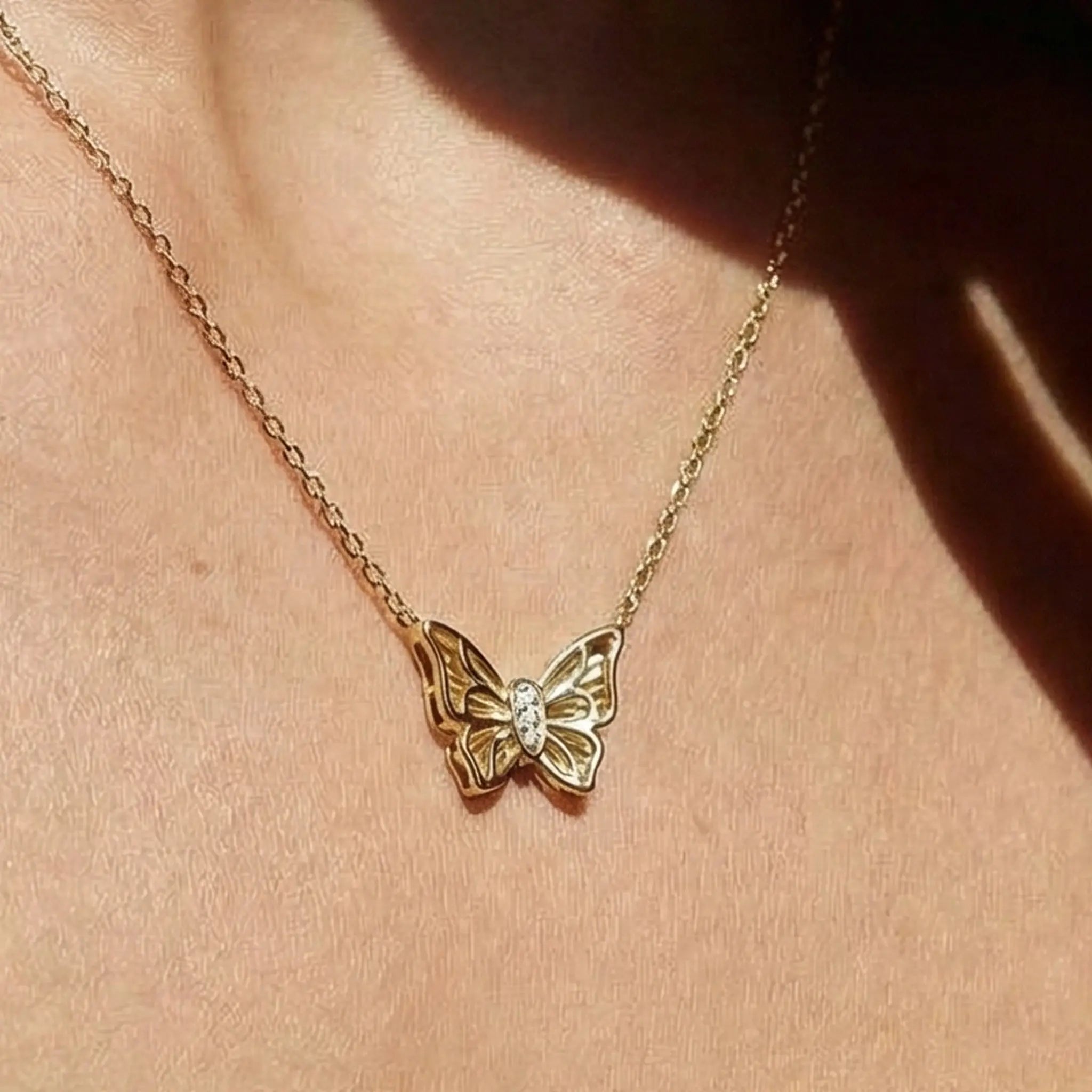 Auréline Flutter – 375 Echtgold Halskette mit Schmetterlingsanhänger und Zirkonia - Suzan GoldHalskette