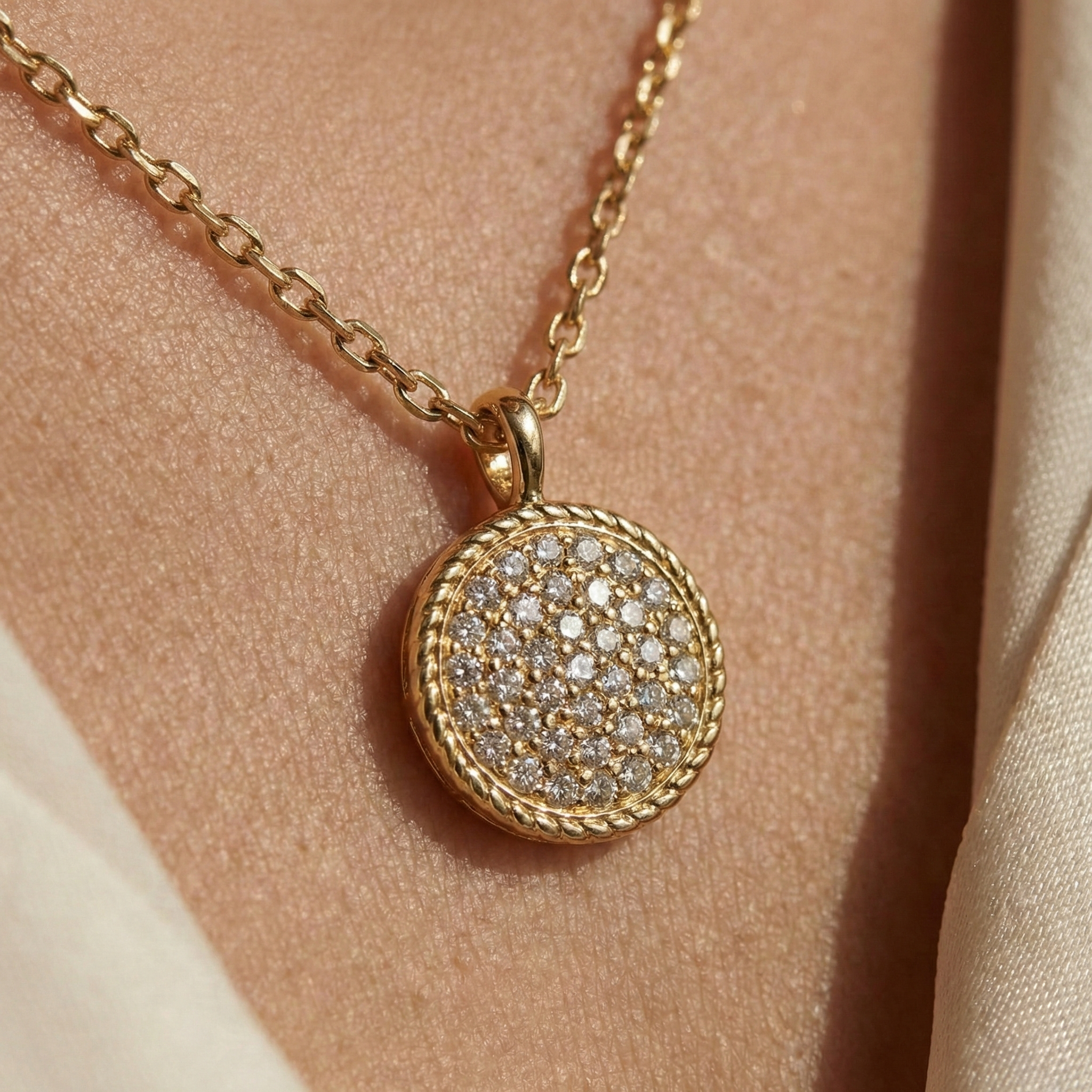 Orbella Pavé – 375 Echtgold Halskette mit rundem Zirkonia Anhänger