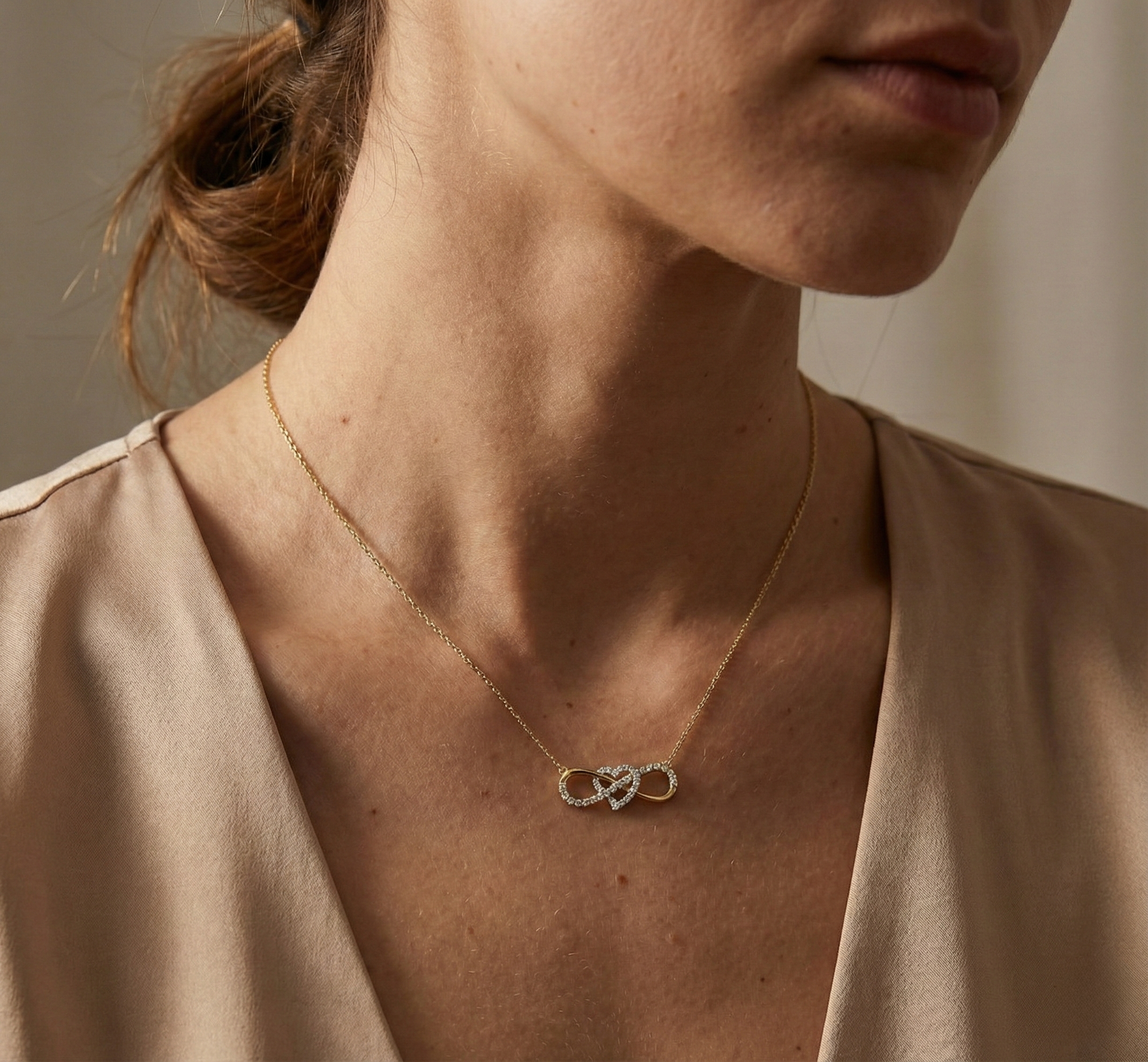 Amouria Loop – 375 Echtgold Halskette mit Herz-Unendlichkeitsanhänger und Zirkonia