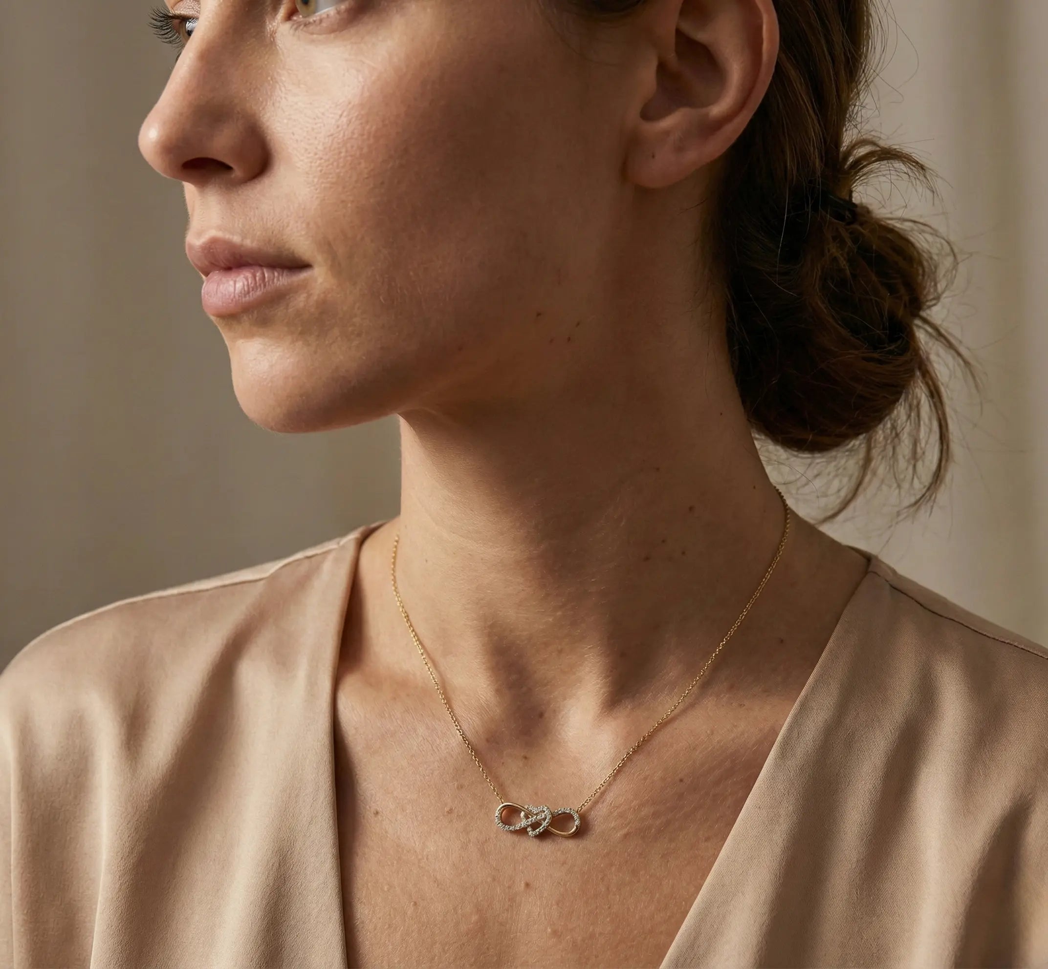 Amouria Loop – 375 Echtgold Halskette mit Herz - Unendlichkeitsanhänger und Zirkonia - Suzan GoldHalskette
