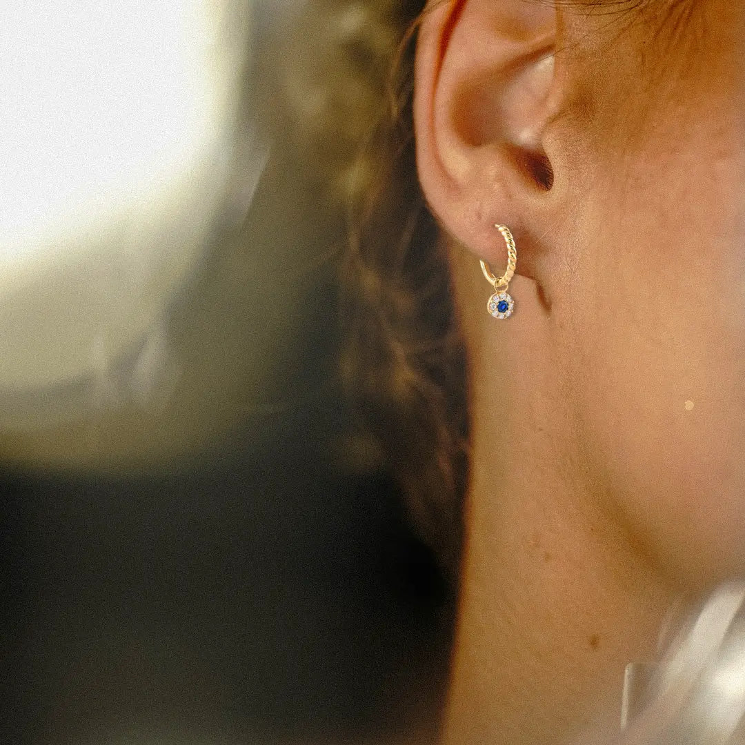 Twistella – 375er Echtgold-Creolen mit Zirkonia & blauem Anhänger Suzan Gold