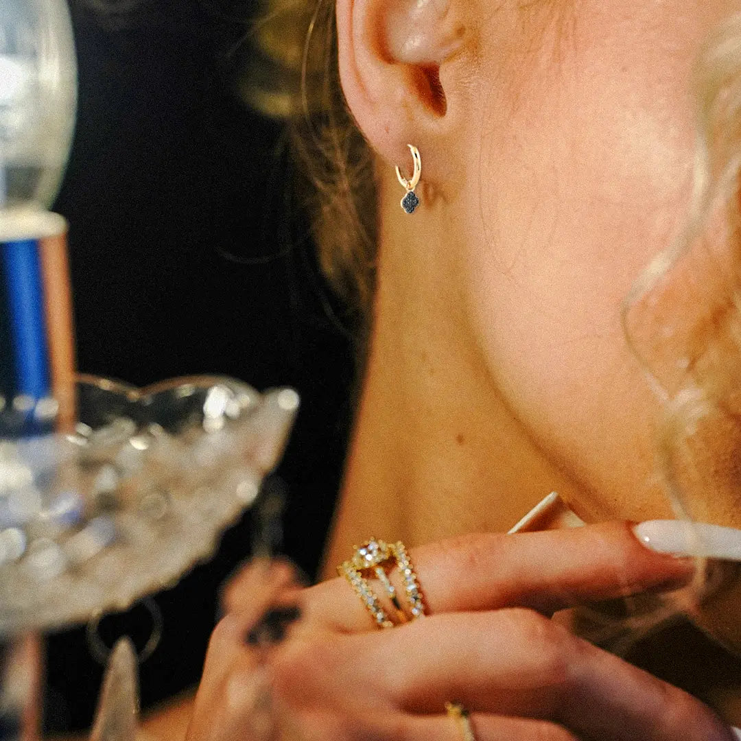 Noirleaf – 375er Echtgold-Creolen mit schwarzem Kleeblatt-Anhänger Suzan Gold