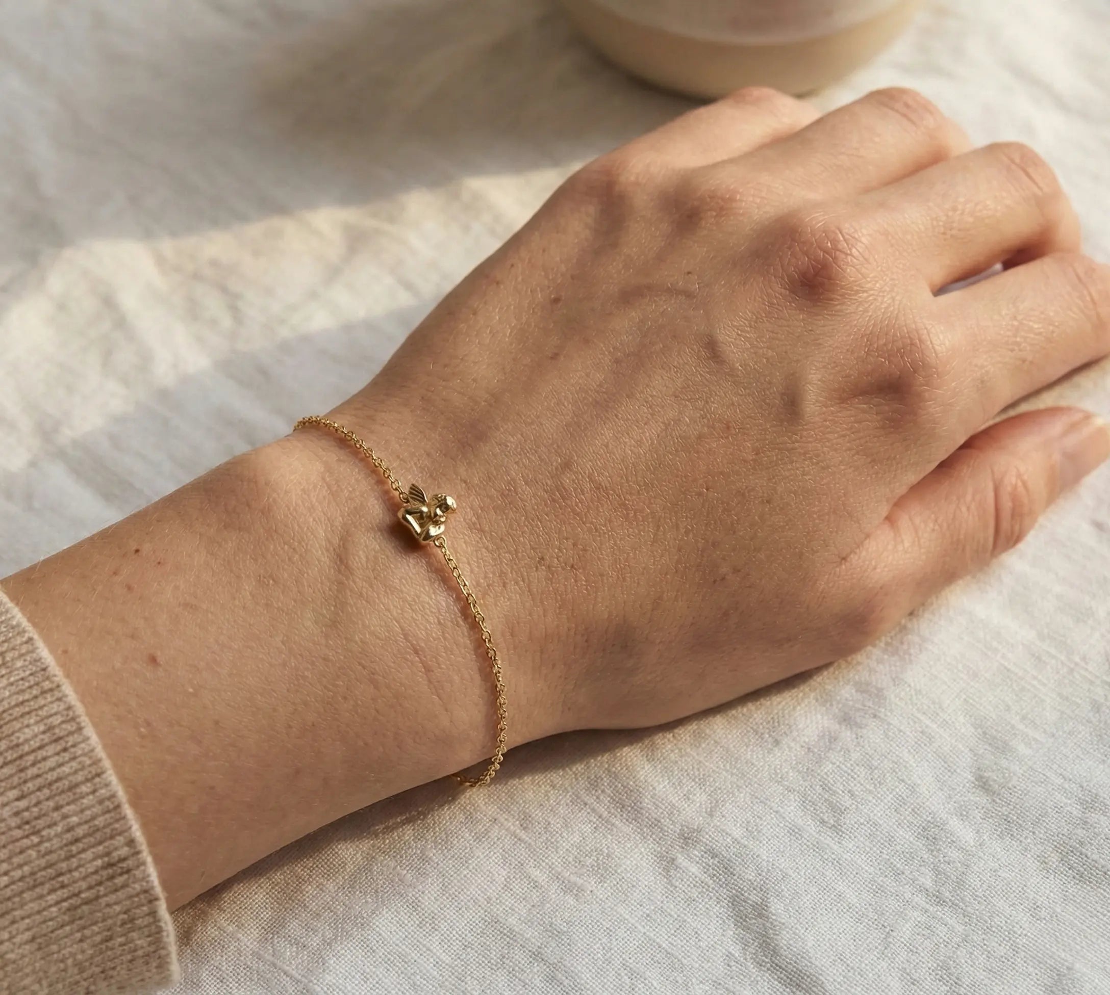 Cherubia Grace – 375 Echtgold Armband mit Engel-Anhänger Suzan Gold