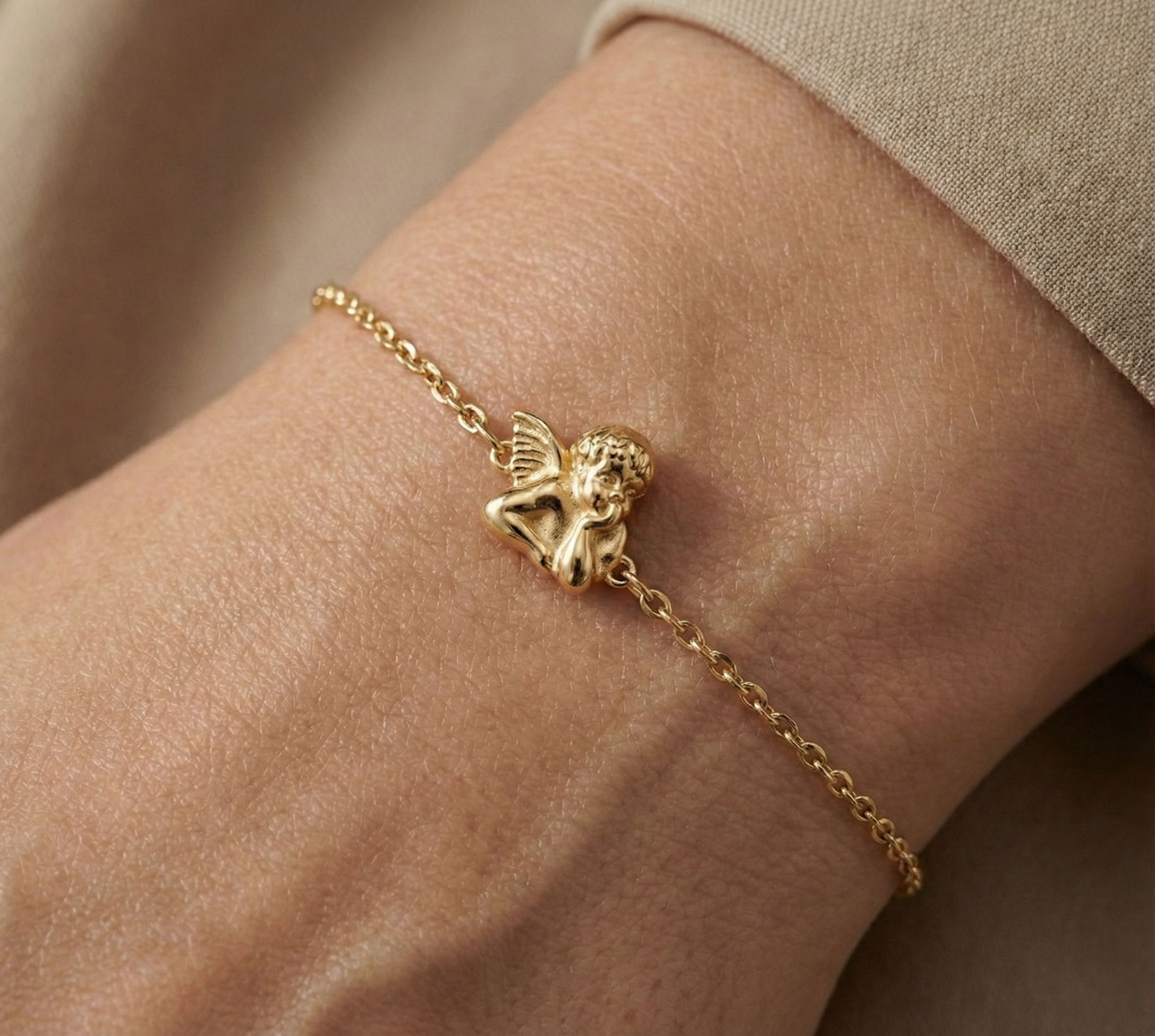 Cherubia Grace – 375 Echtgold Armband mit Engel-Anhänger