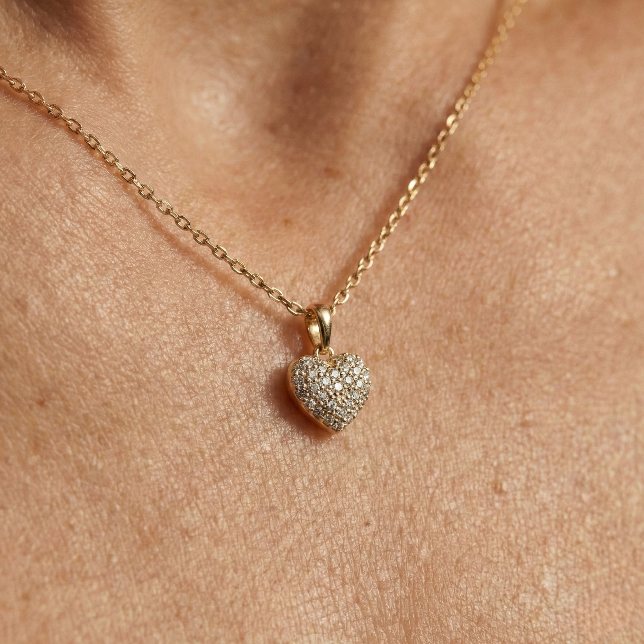 Amoura Pavé – 375 Echtgold Halskette mit Herz Zirkonia Anhänger