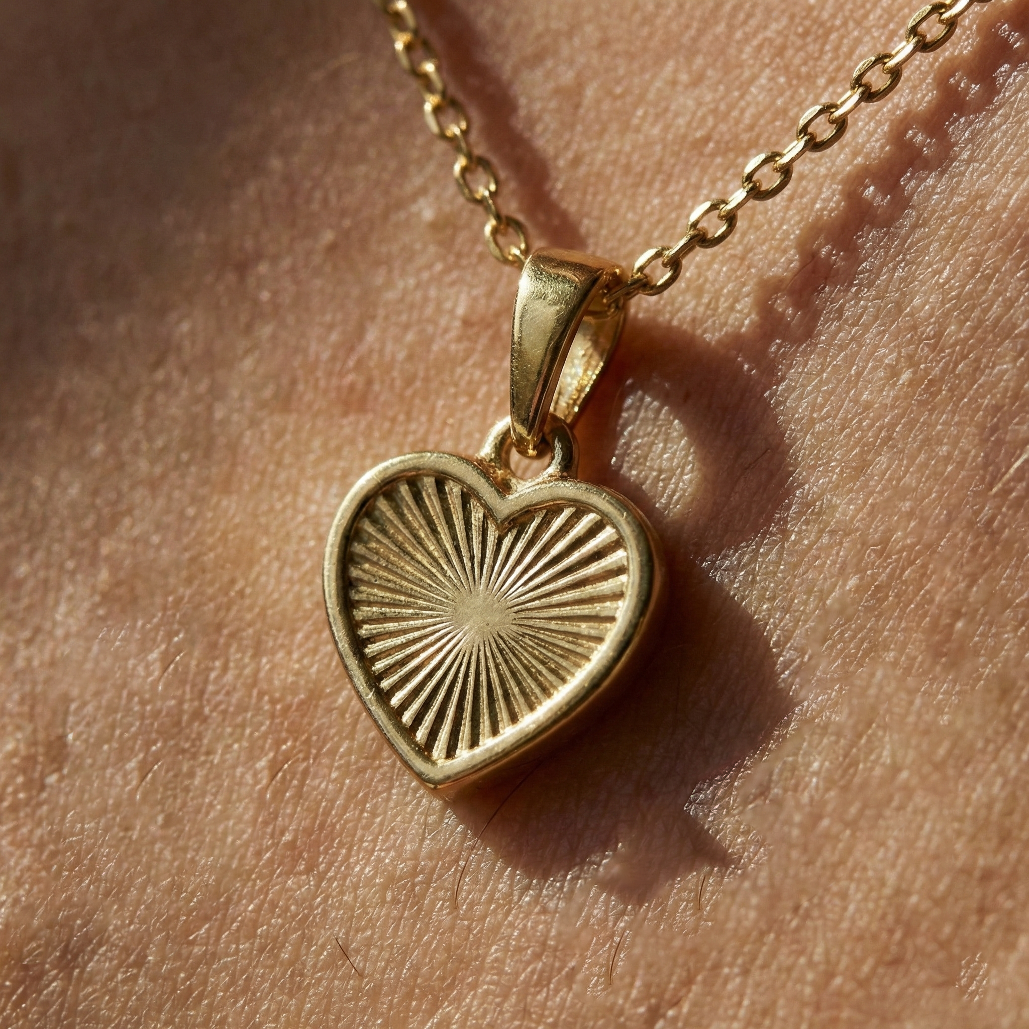 Radiant Heart – 375 Echtgold Halskette mit facettiertem Herz Anhänger