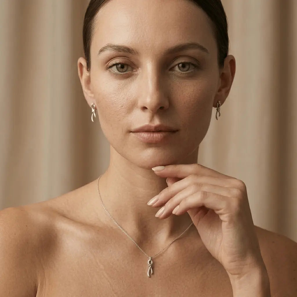 Nodessa Duo – 925 Silber Schmuckset vergoldet mit Knoten Anhänger & Ohrsteckern - Suzan Gold
