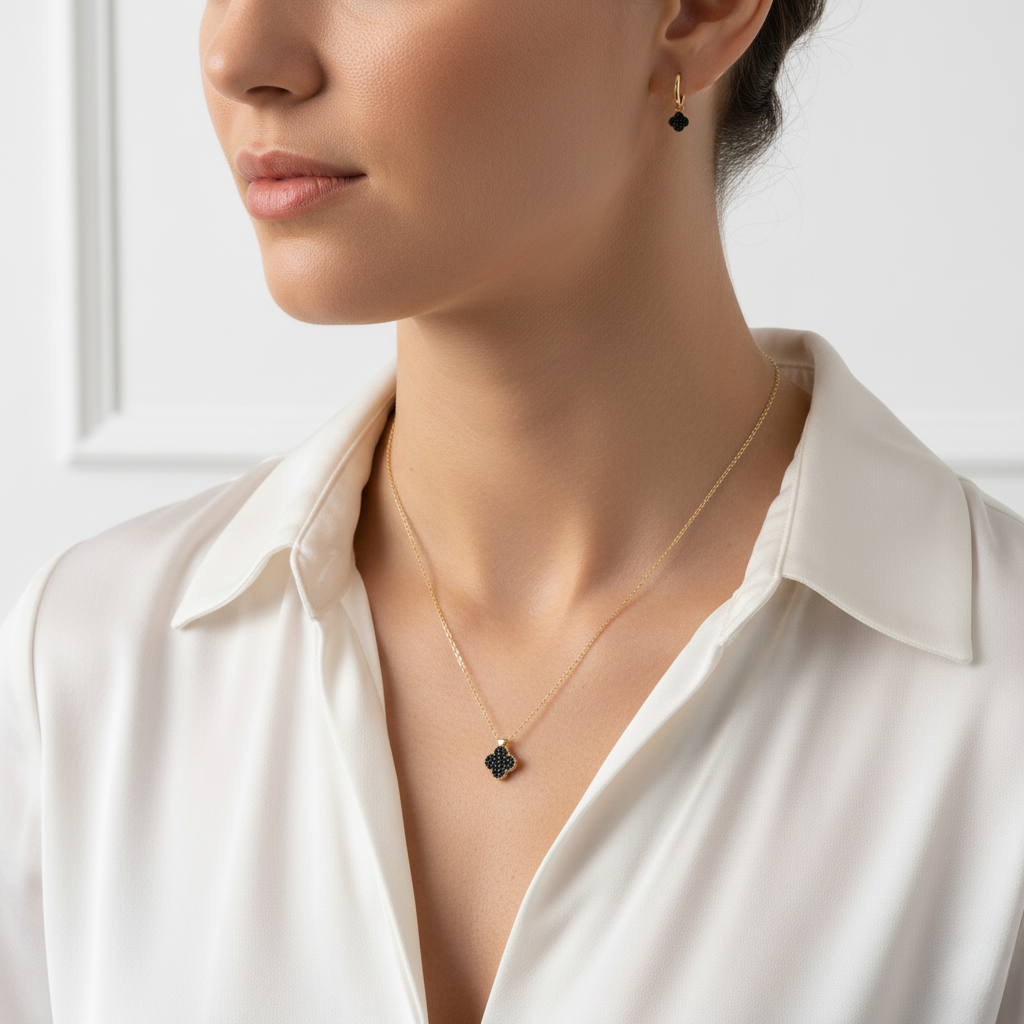 Noirclover – 375 Gold Kette & Ohrringe mit schwarzem Kleeblatt