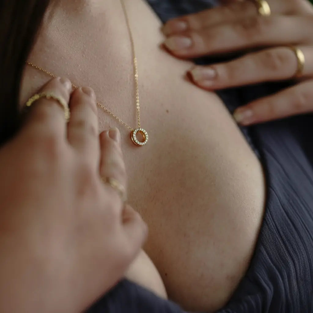 Cirquella – 375er Echtgoldkette mit Ringanhänger & Zirkonia Suzan Gold