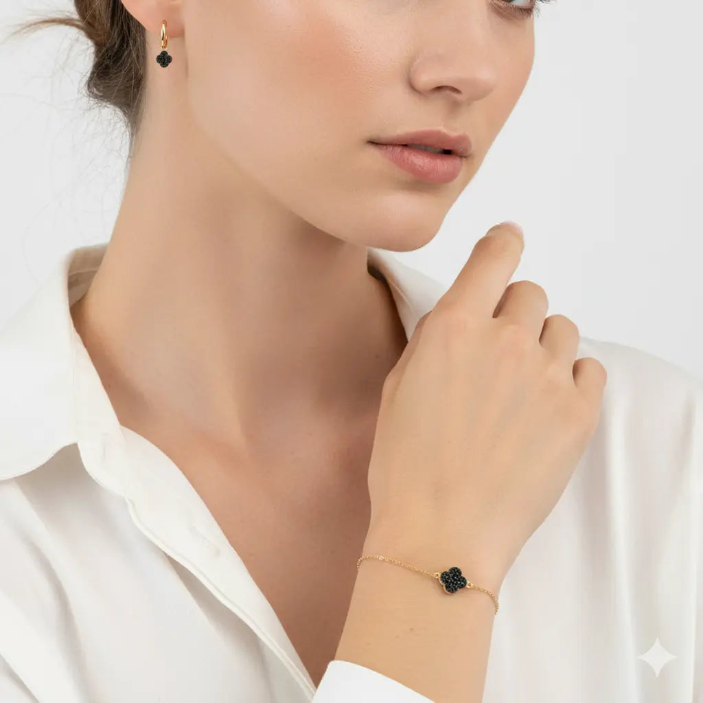 Noira Grace – 375 Gold Ohrringe & Armband mit schwarzem Kleeblatt - Suzan Gold