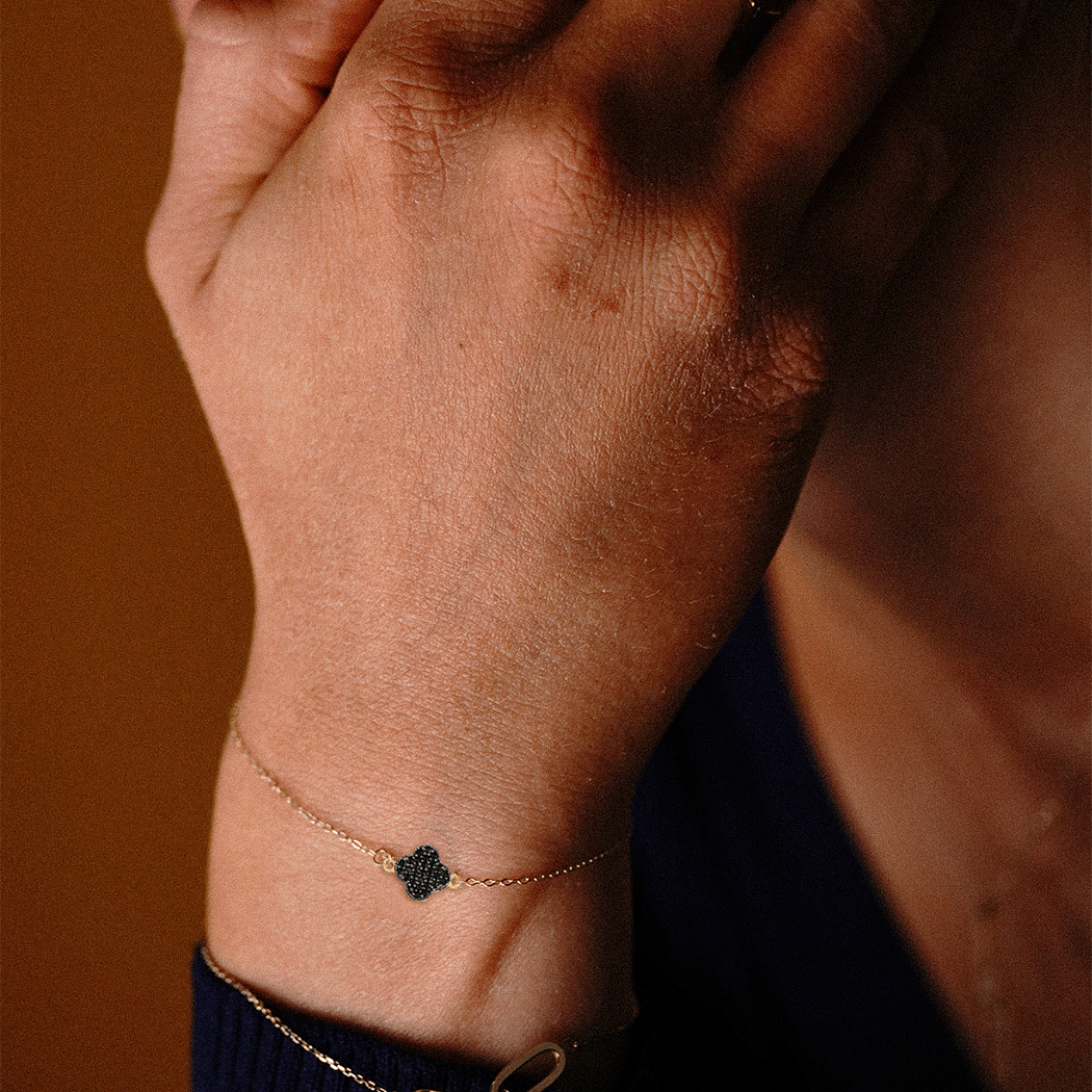 Noirleaf Fine – 375er Echtgoldarmband mit schwarzem Kleeblatt-Anhänger