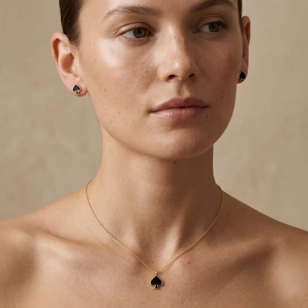 Noirelle Duo – 925 Silber Schmuckset vergoldet mit schwarzem Herz Anhänger & Ohrsteckern - Suzan Gold