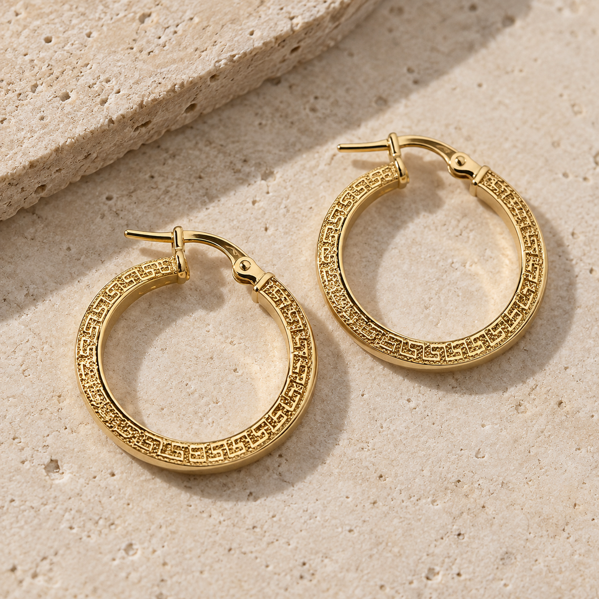Greek Key Slim Hoop – Schmale Creolen mit Mäander-Gravur aus 750 Gold Suzan Gold