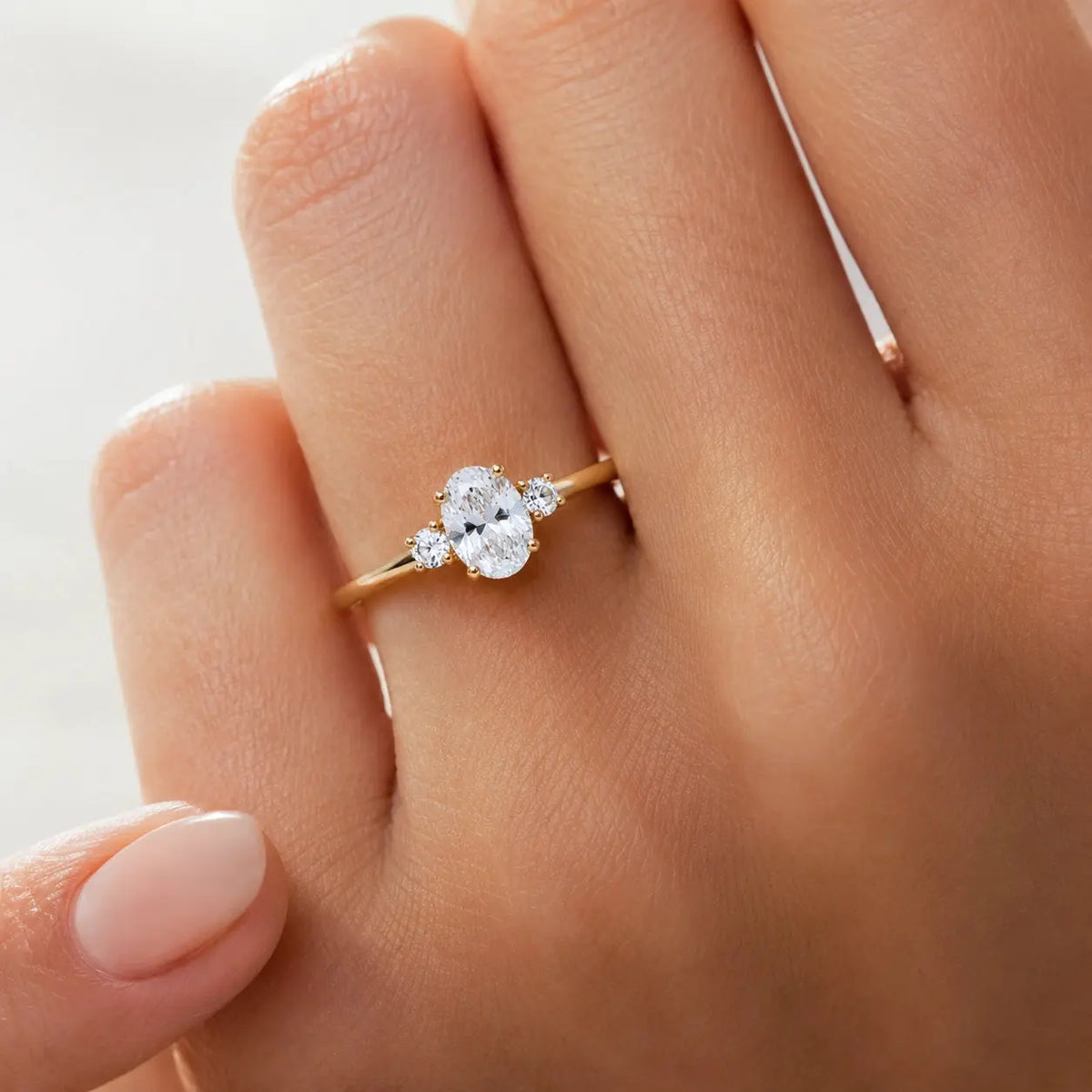 Oval Aurora – Ring mit ovalem Zirkonia-Solitär und Seitensteinen aus 585 Gold Suzan Gold