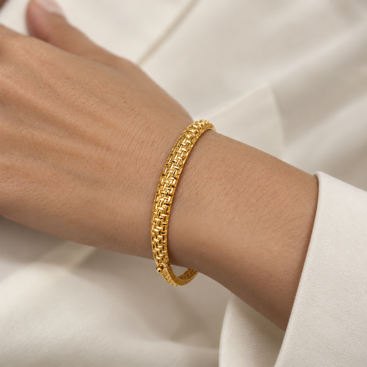Woven Bangle – Schmaler Armreif mit Flechtmuster aus 750 Gold