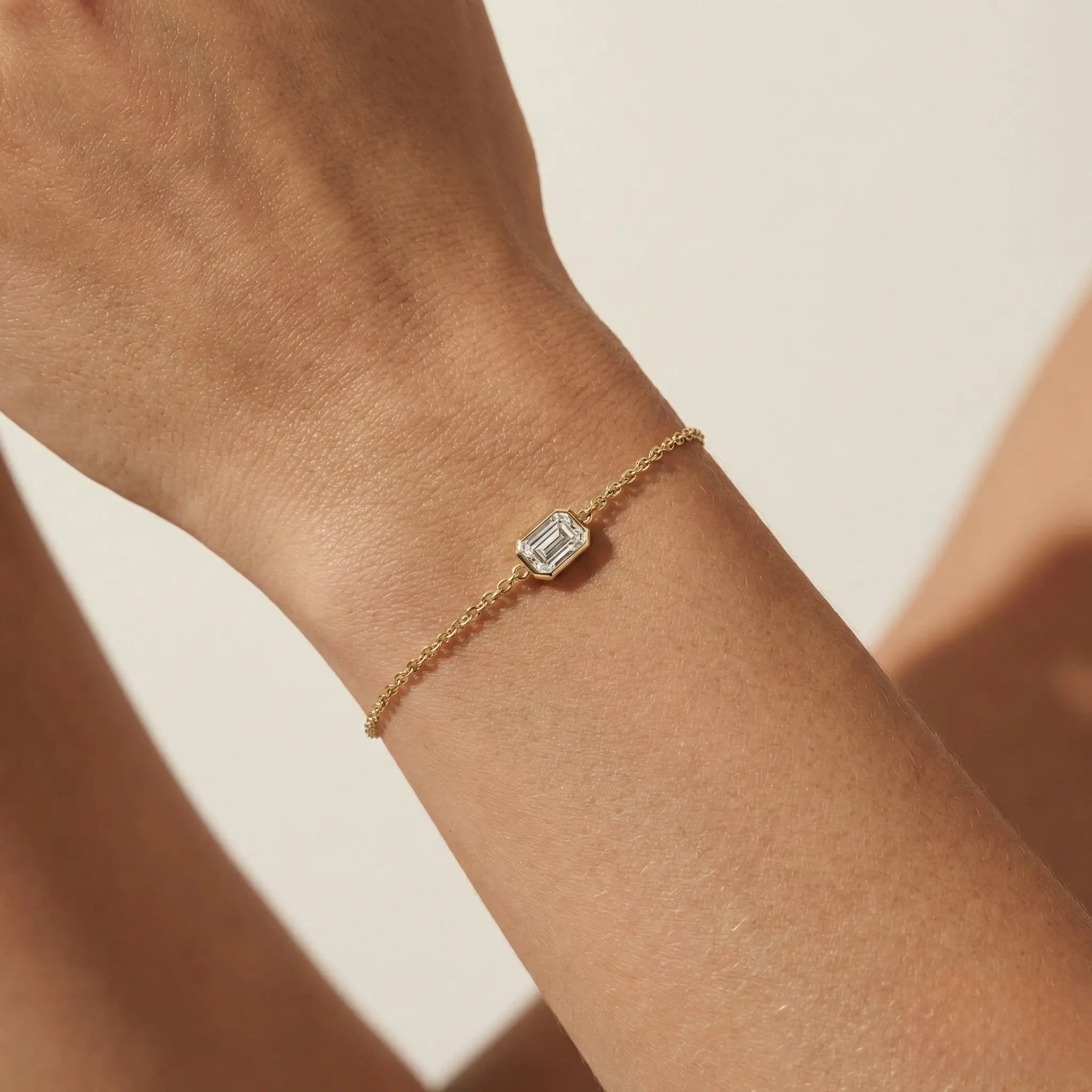 Aurielle Spark – 375 Echtgold Armband mit rechteckigem Zirkonia Anhänger - Suzan GoldArmbänder