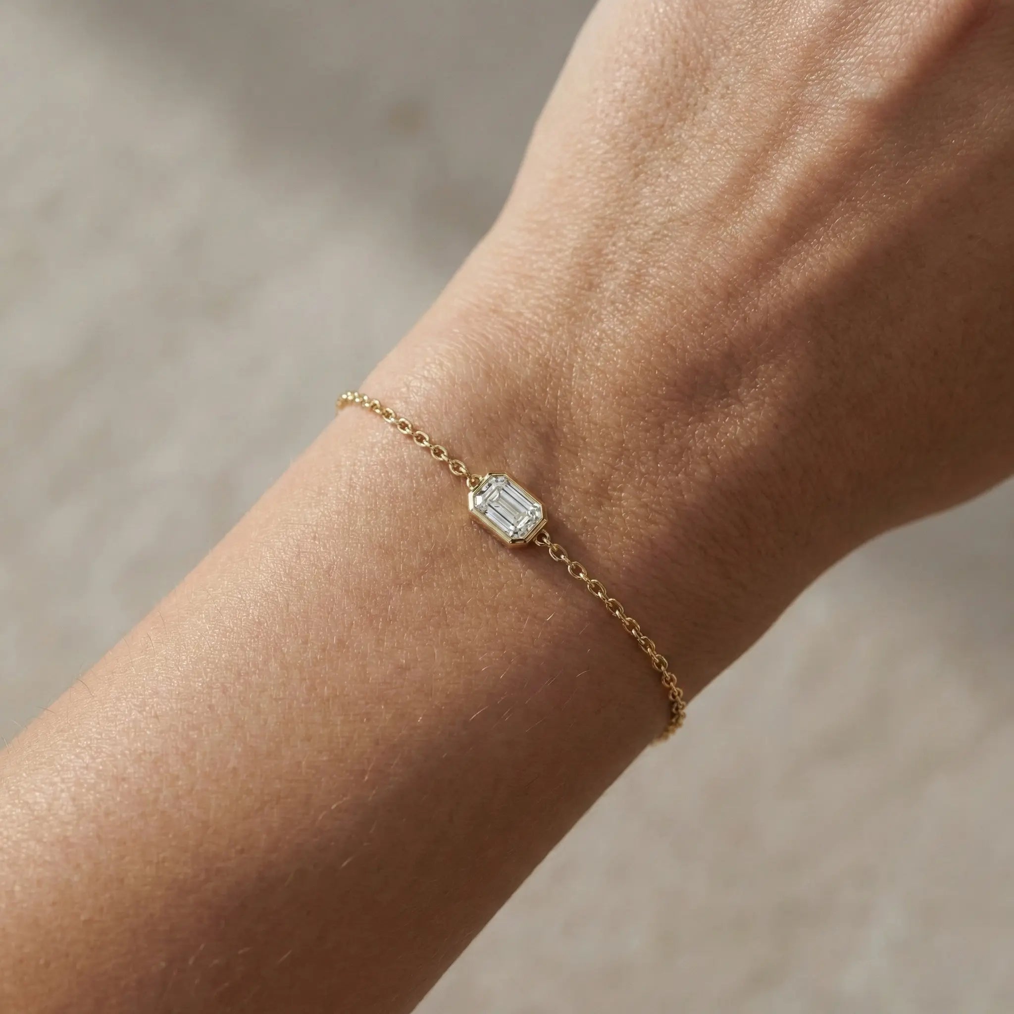 Aurielle Spark – 375 Echtgold Armband mit rechteckigem Zirkonia Anhänger - Suzan GoldArmbänder