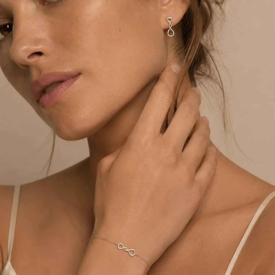 Infinitra Duo – 925 Silber Set mit Unendlichkeits Armband & Ohrsteckern - Suzan Gold