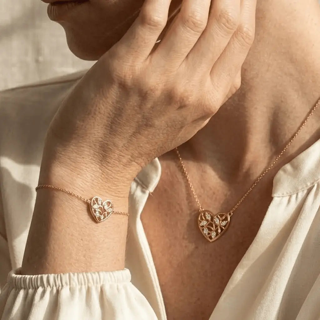 Floréa Amora – Vergoldetes 925 Silber Schmuckset mit Herz - Anhänger im floralen Design, Halskette & Armband - Suzan Gold