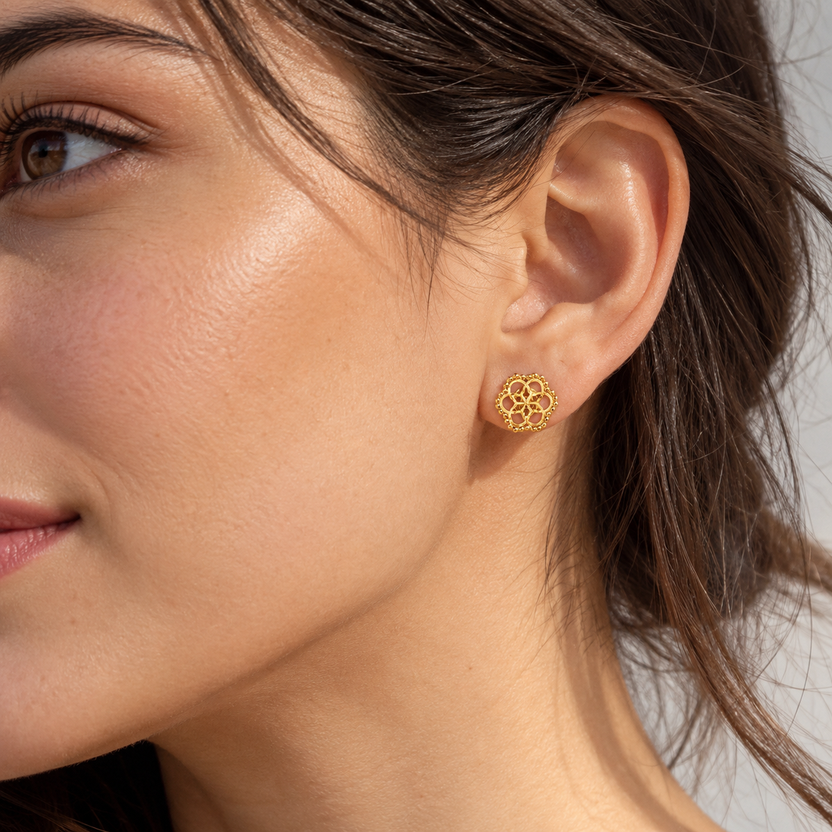 Lace Flower – Filigrane Blüten-Ohrstecker mit Perlrand aus 750 Gold Suzan Gold