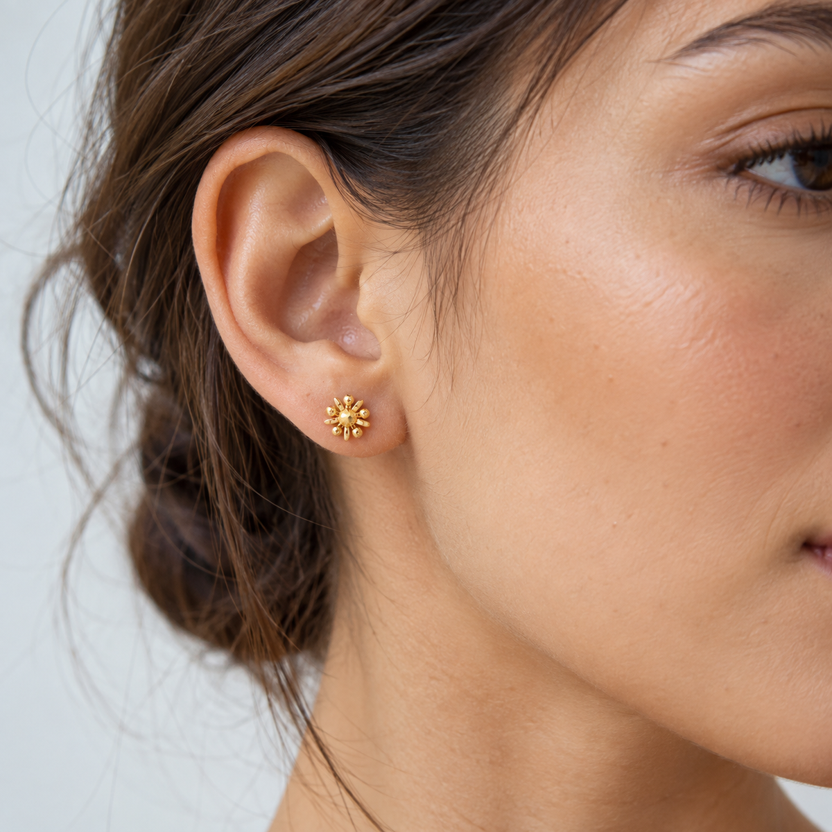 Starburst – Blüten-Ohrstecker mit diamantierten Kugeln aus 750 Gold Suzan Gold