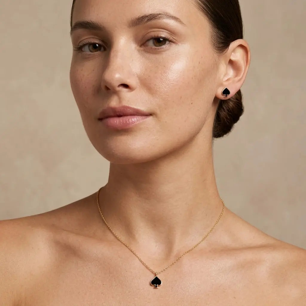 Noirelle Duo – 925 Silber Schmuckset vergoldet mit schwarzem Herz Anhänger & Ohrsteckern - Suzan Gold