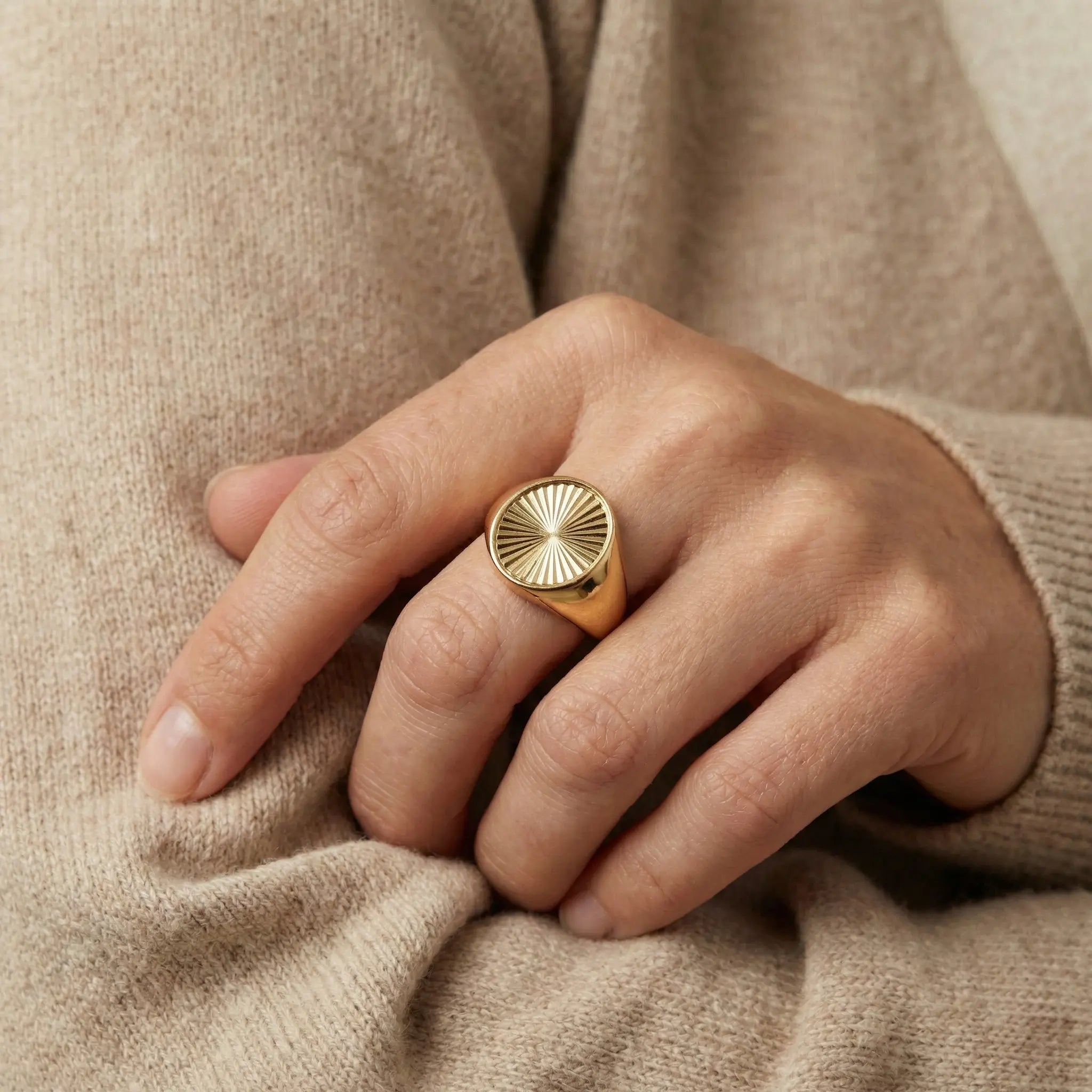 Solarius Crest – 375 Echtgold Siegelring rund - Suzan GoldRing