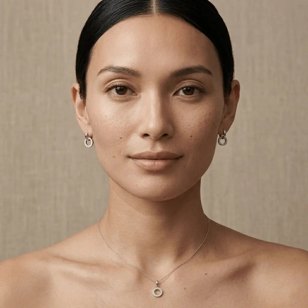 Circlina – 925 Silber Schmuckset mit Zirkonia Kreis Anhänger & Creolen - Suzan Gold