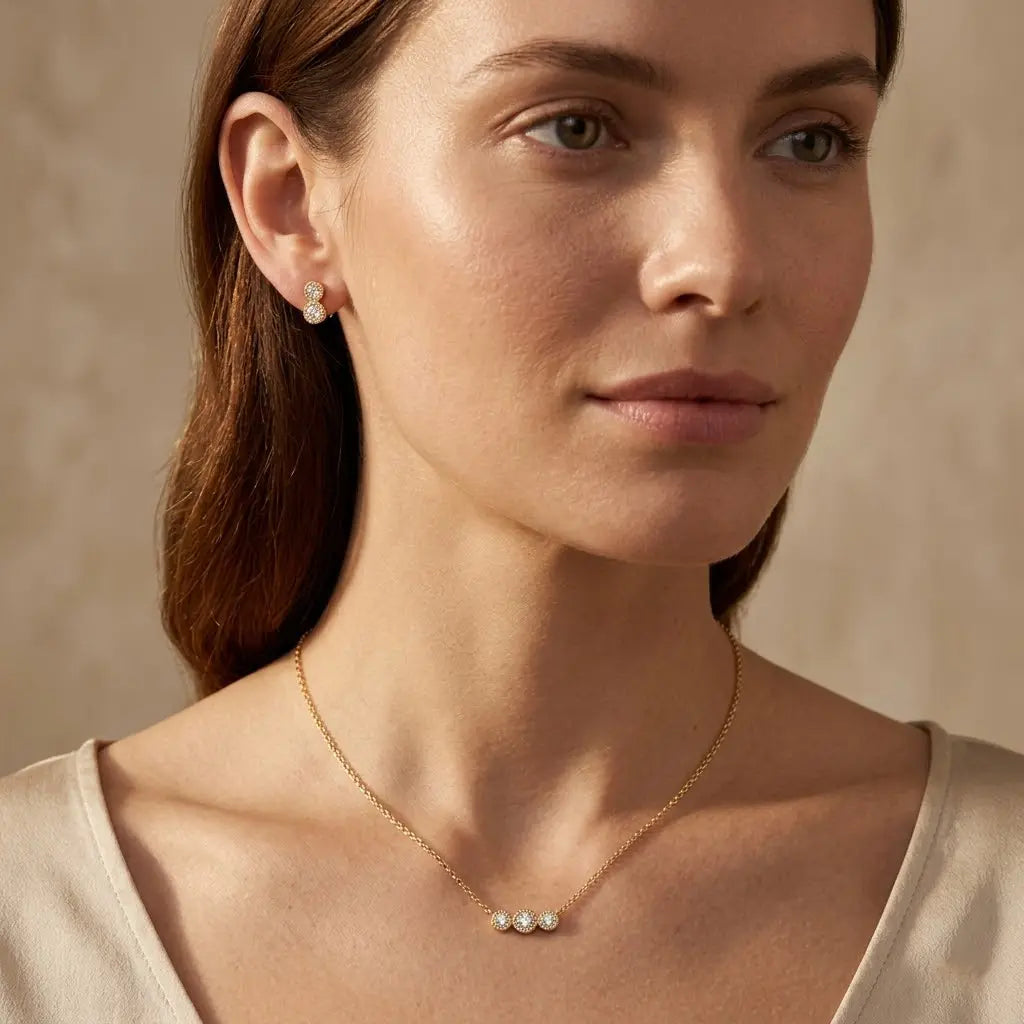 Lumivelle – Vergoldetes 925 Silber Schmuckset mit drei Zirkonia - Elementen & Ohrsteckern - Suzan Gold