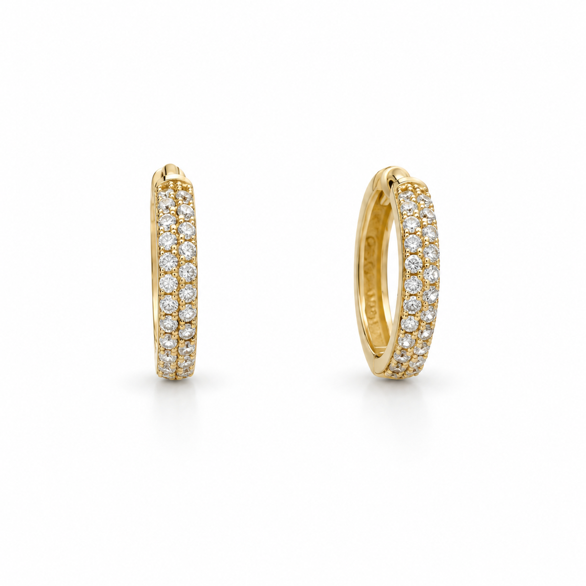 585 Gold Creolen für Damen mit zahlreichen funkelnden Zirkonia-Steinen im eleganten Design.