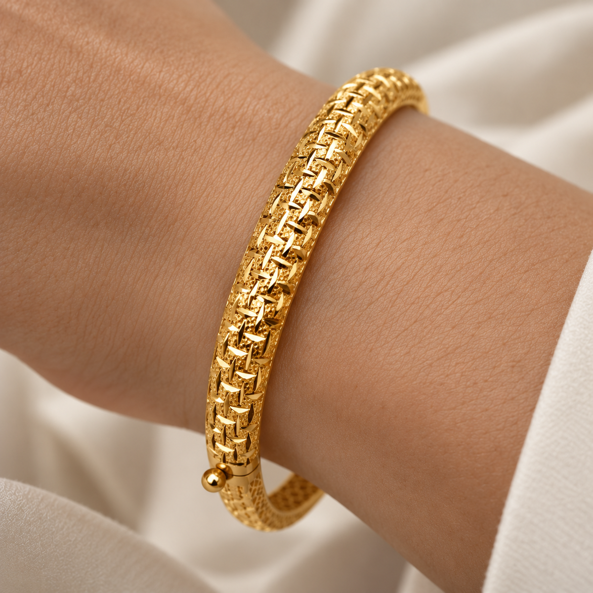 Woven Bangle – Schmaler Armreif mit Flechtmuster aus 750 Gold