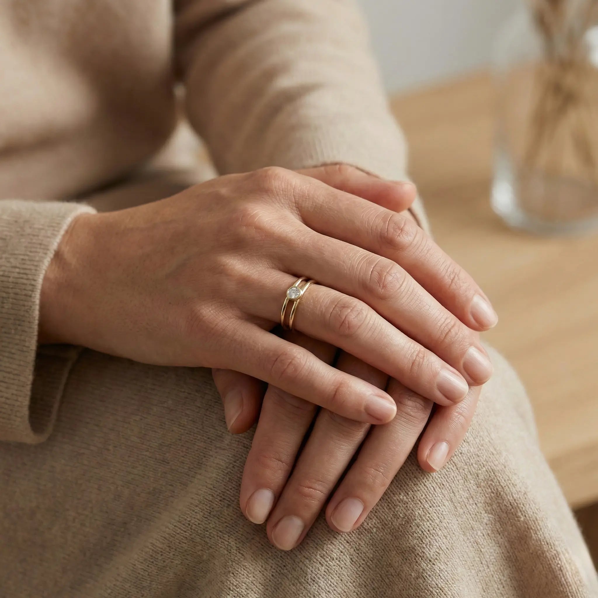 Lunelle Duo – 375 Echtgold Ring mit rundem Zirkonia Solitär im Doppelband - Design - Suzan GoldRing