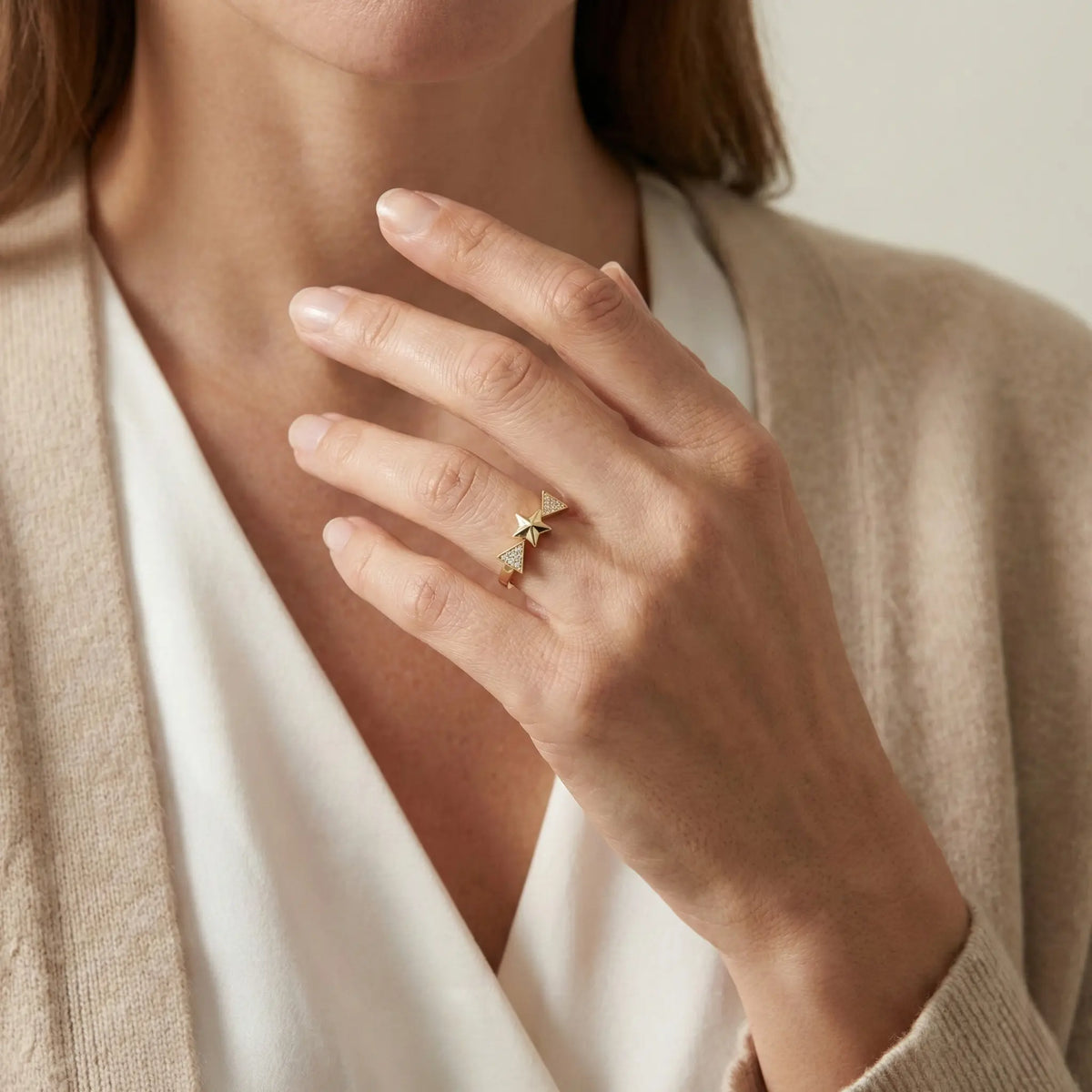 Stellara Crest – 375 Echtgold Ring mit Sternmotiv und Zirkonia Akzenten - Suzan GoldRing