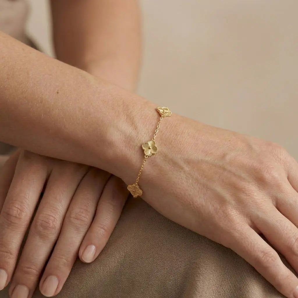Lunaria Clover Bracelet – Zartes Armband mit drei Kleeblättern aus 375 Echtgold - Suzan GoldArmbänder