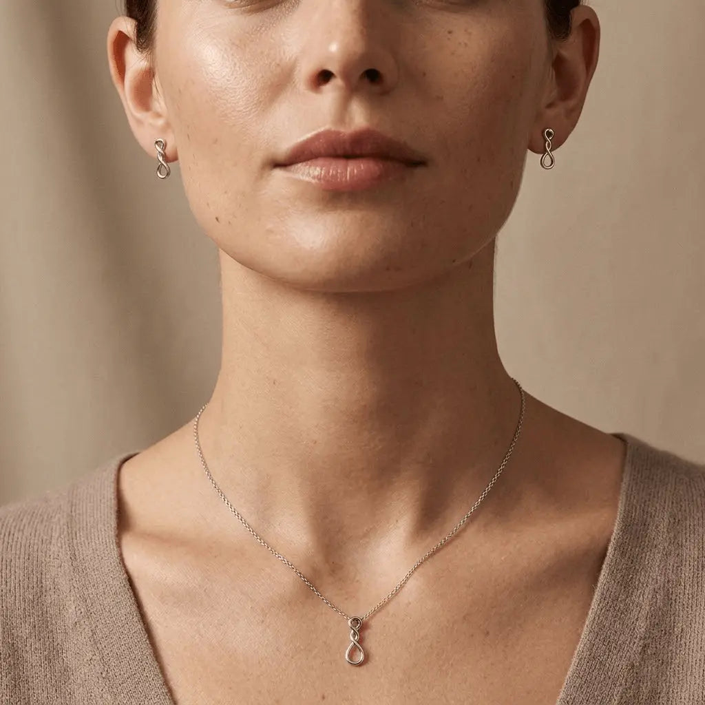 Infinitra – 925 Silber Schmuckset mit Unendlichkeits Anhänger & Ohrsteckern - Suzan Gold