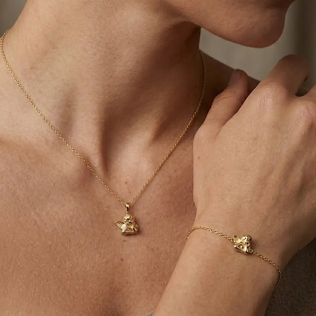 Angelora Charm Set – 375 Echtgold Schmuckset mit Engel Halskette & Armband - Suzan Gold