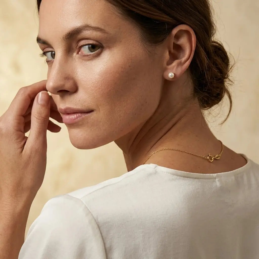 Pearlora Elegance Set – 375 Echtgold Schmuckset mit Perlen Halskette & Ohrsteckern - Suzan Gold