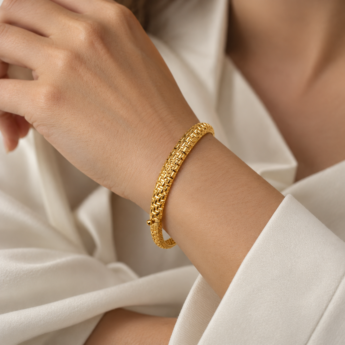 Woven Bangle – Schmaler Armreif mit Flechtmuster aus 750 Gold