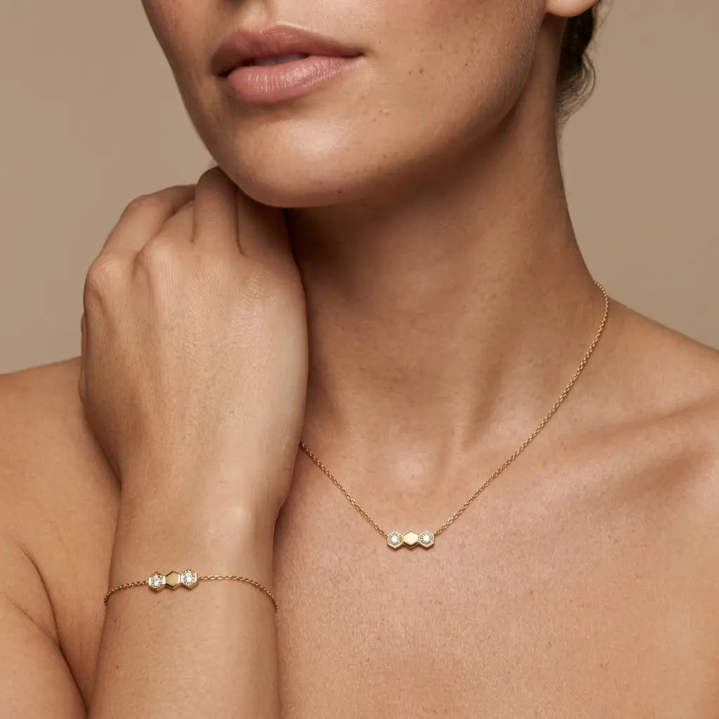 Hexaria – 925 Silber Schmuckset vergoldet mit Zirkonia Hexagon - Suzan Gold