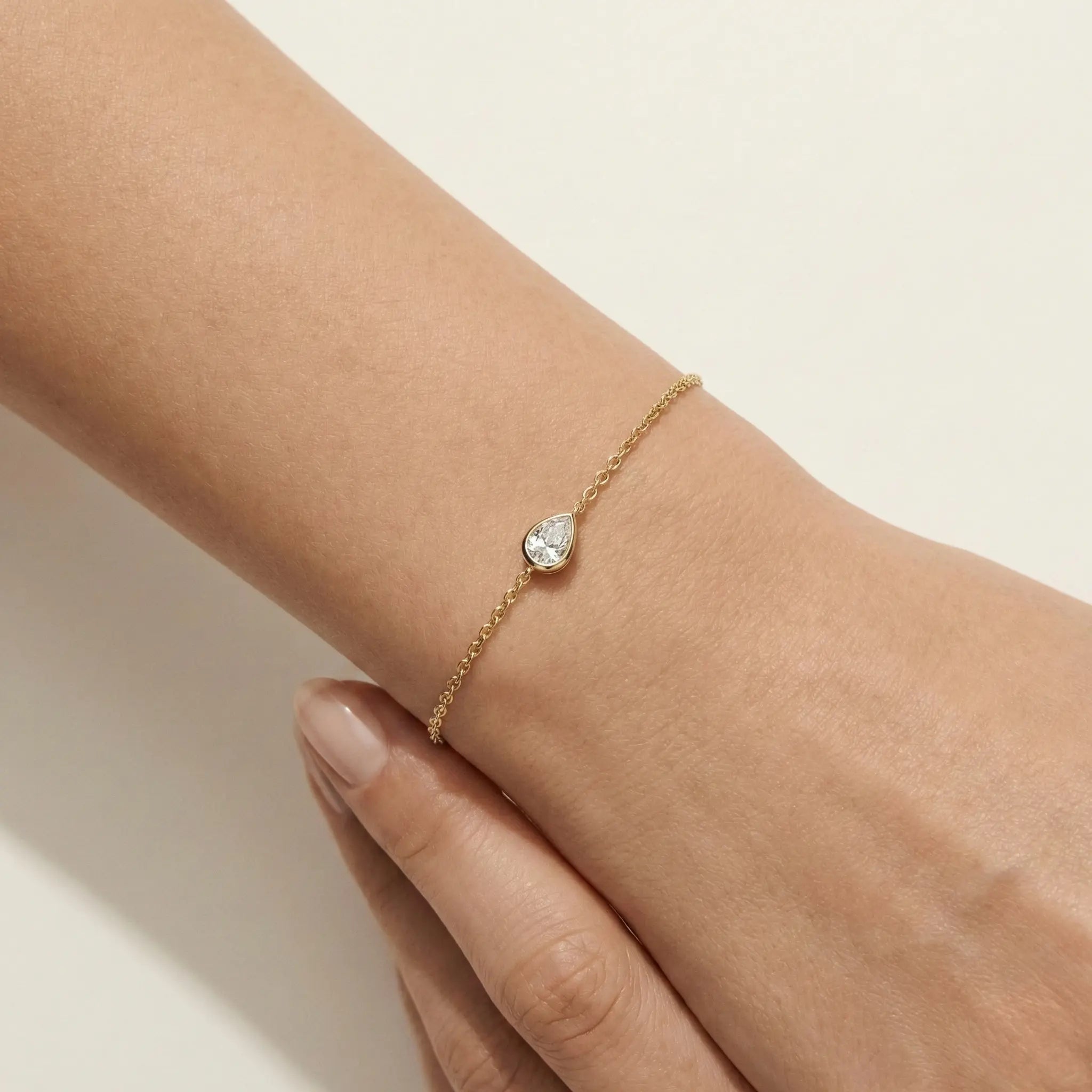 Solinia Glow – 375 Echtgold Armband mit rundem Zirkonia Solitär Anhänger Suzan Gold