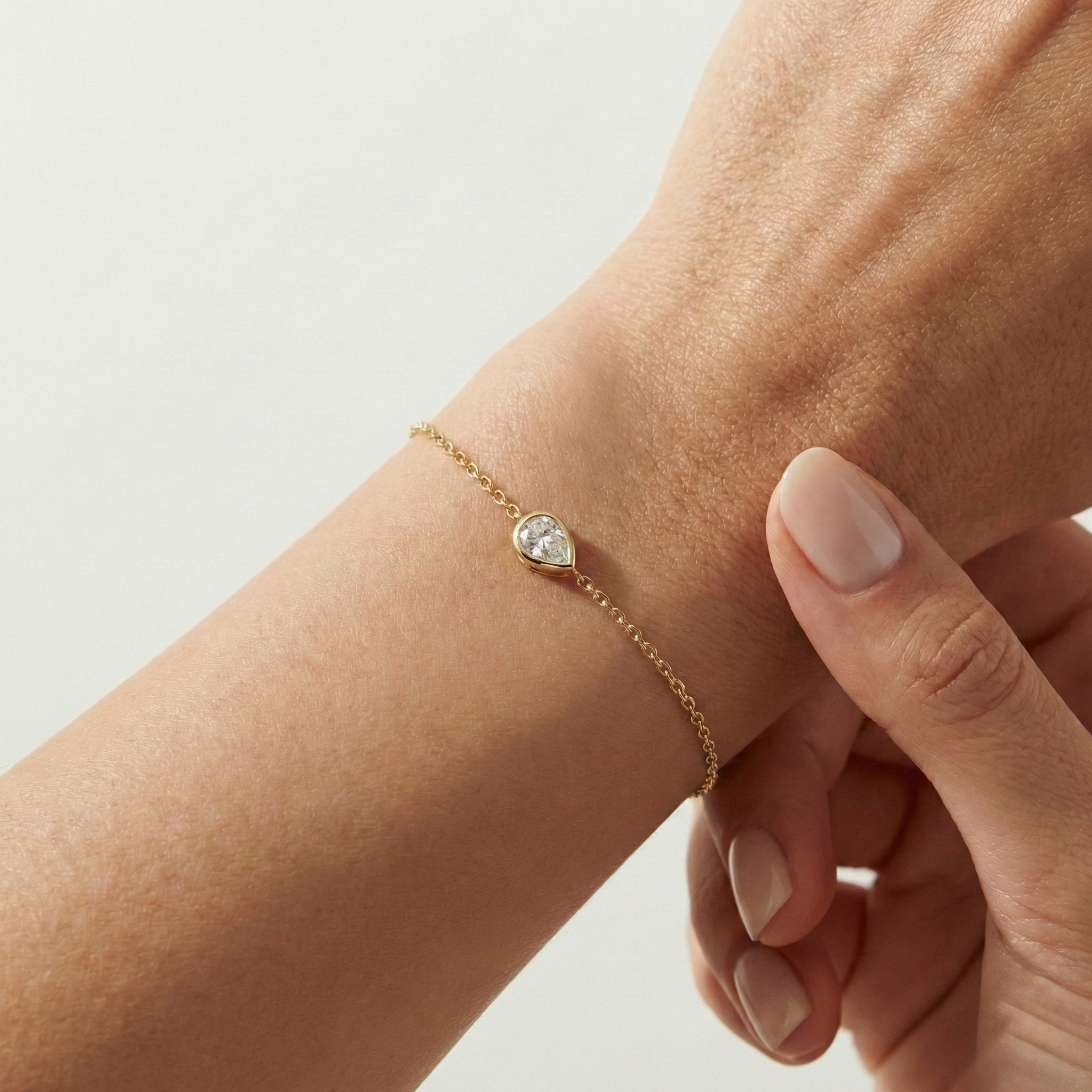 Solinia Glow – 375 Echtgold Armband mit rundem Zirkonia Solitär Anhänger